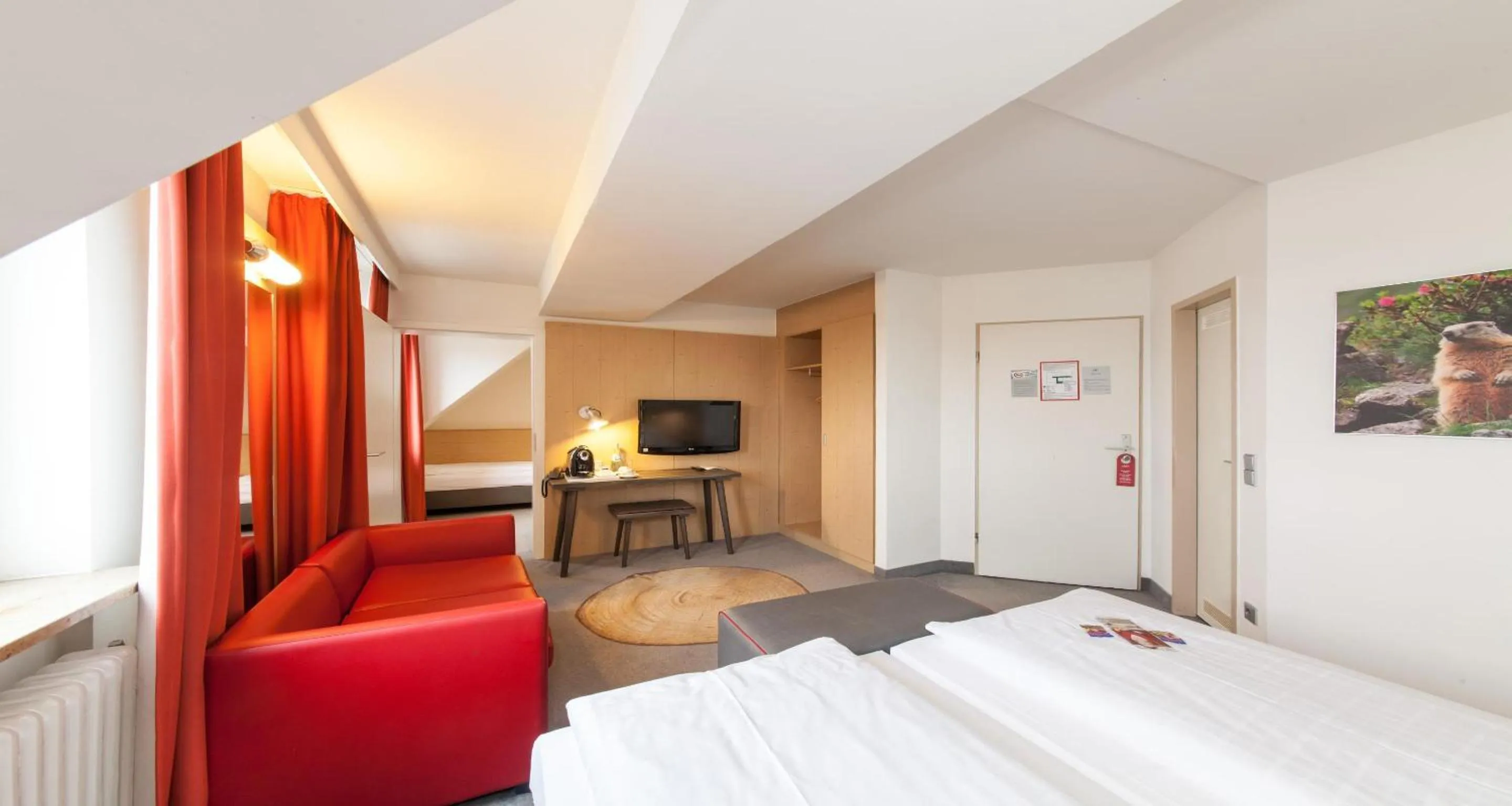 Photo of the whole room, Bed in Sure Hotel by Best Western Muenchen Hauptbahnhof