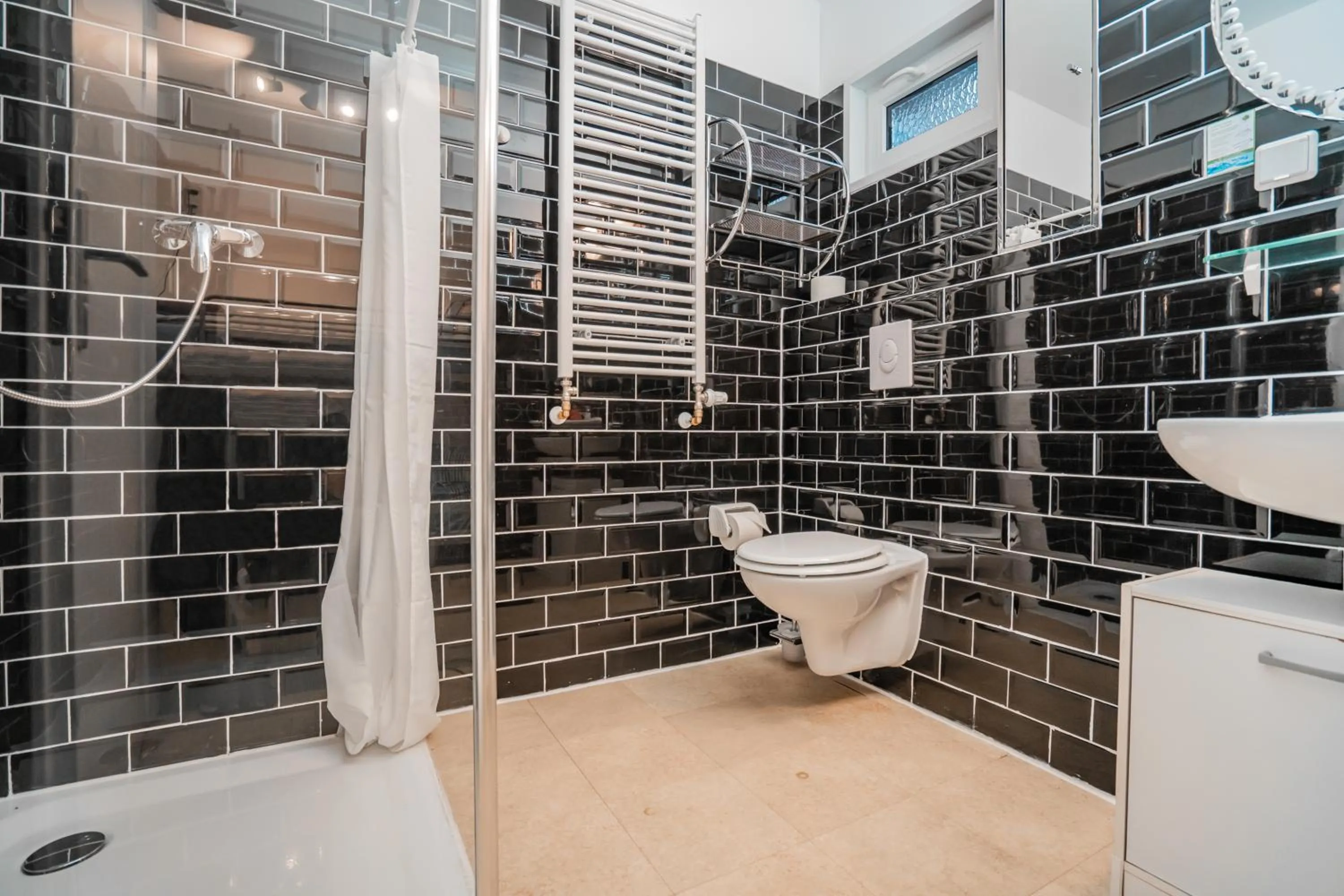 Bathroom in Motel Home Berlin