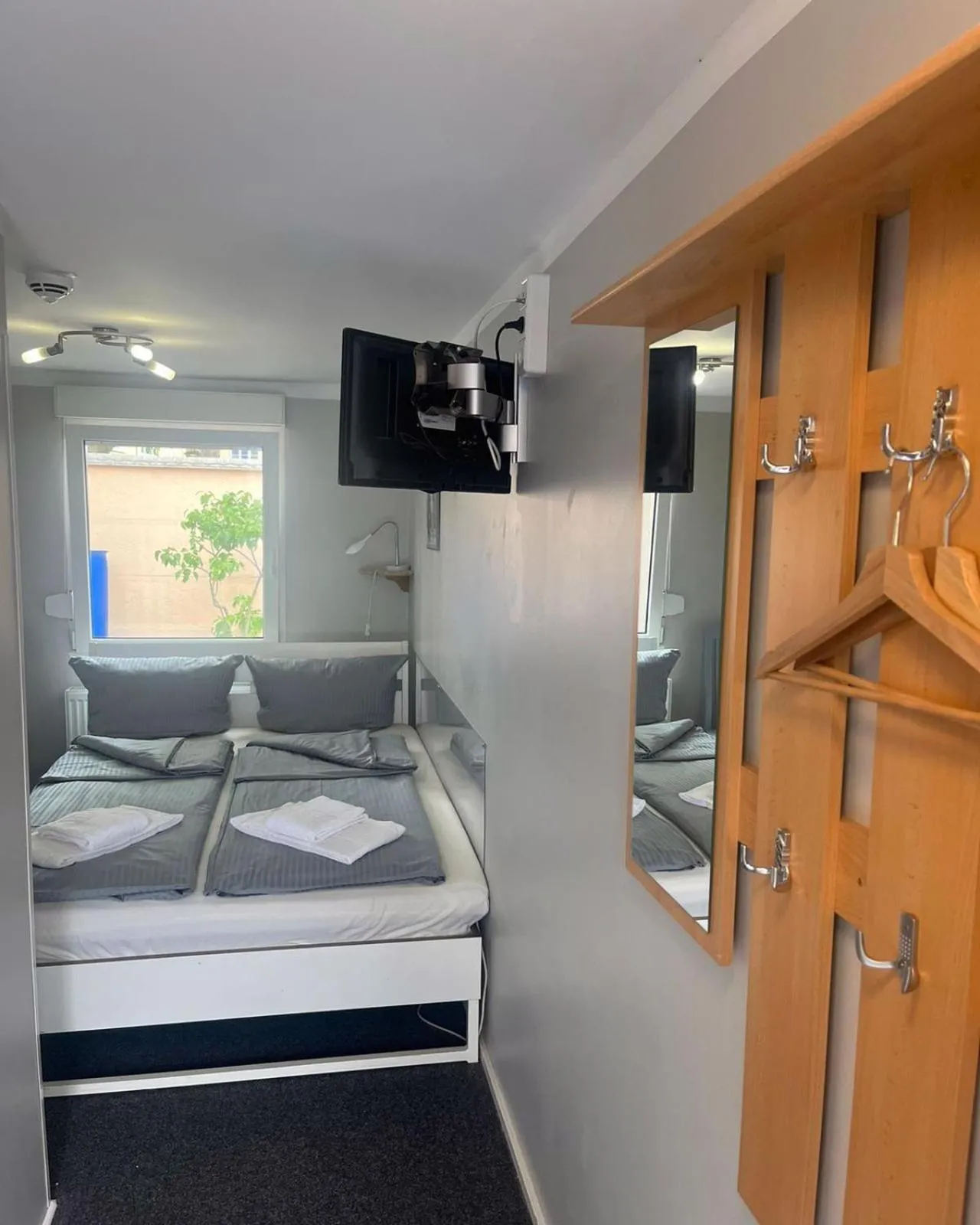 room service, Bed in Motel Home Berlin