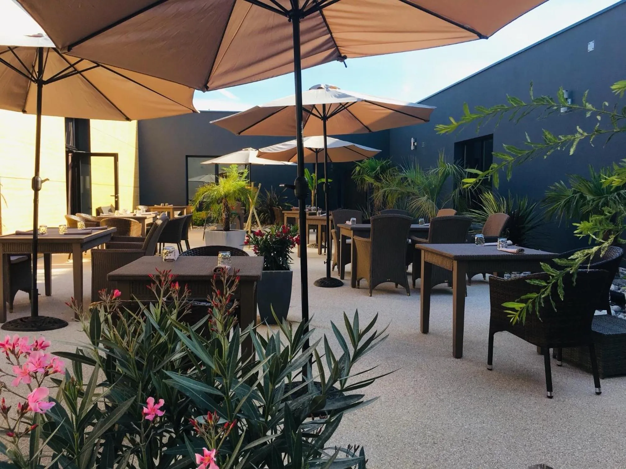 Patio in Hôtel & Restaurant La maison des blés