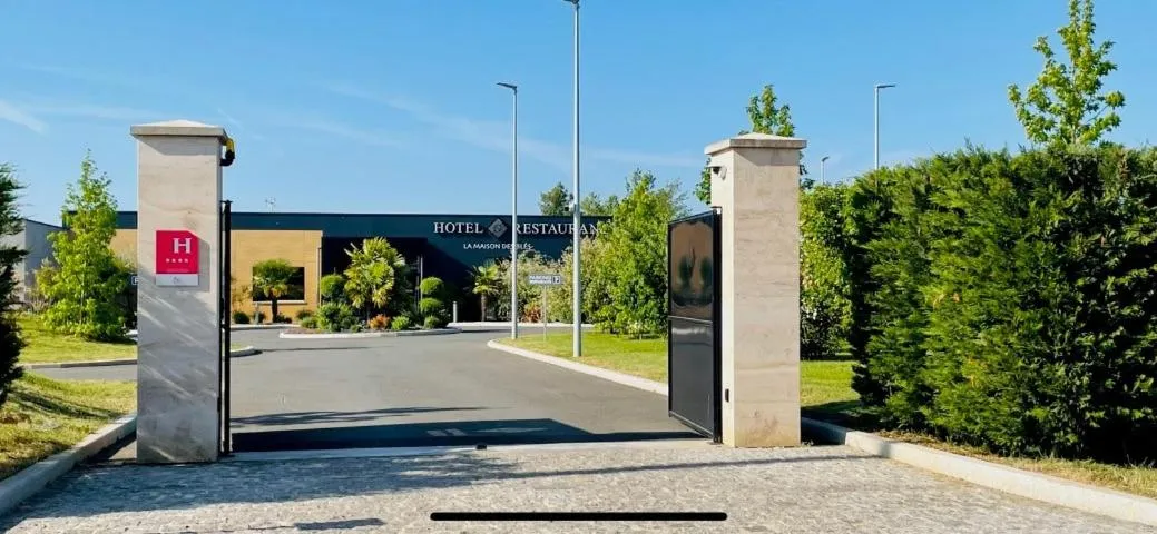 Property building in Hôtel & Restaurant La maison des blés