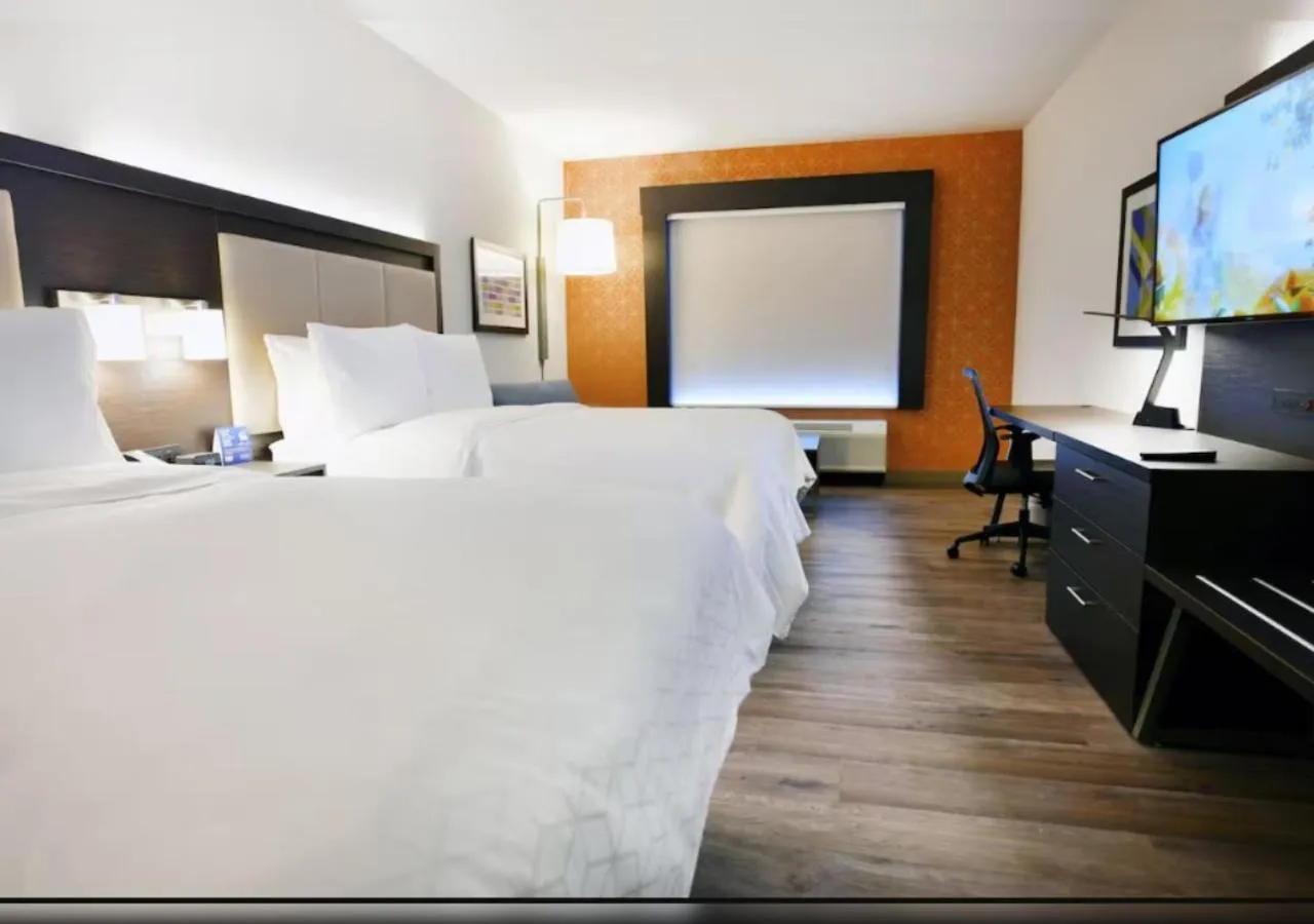 Bedroom, Bed in Holiday Inn Express & Suites Jersey City - Holland Tunnel by IHG