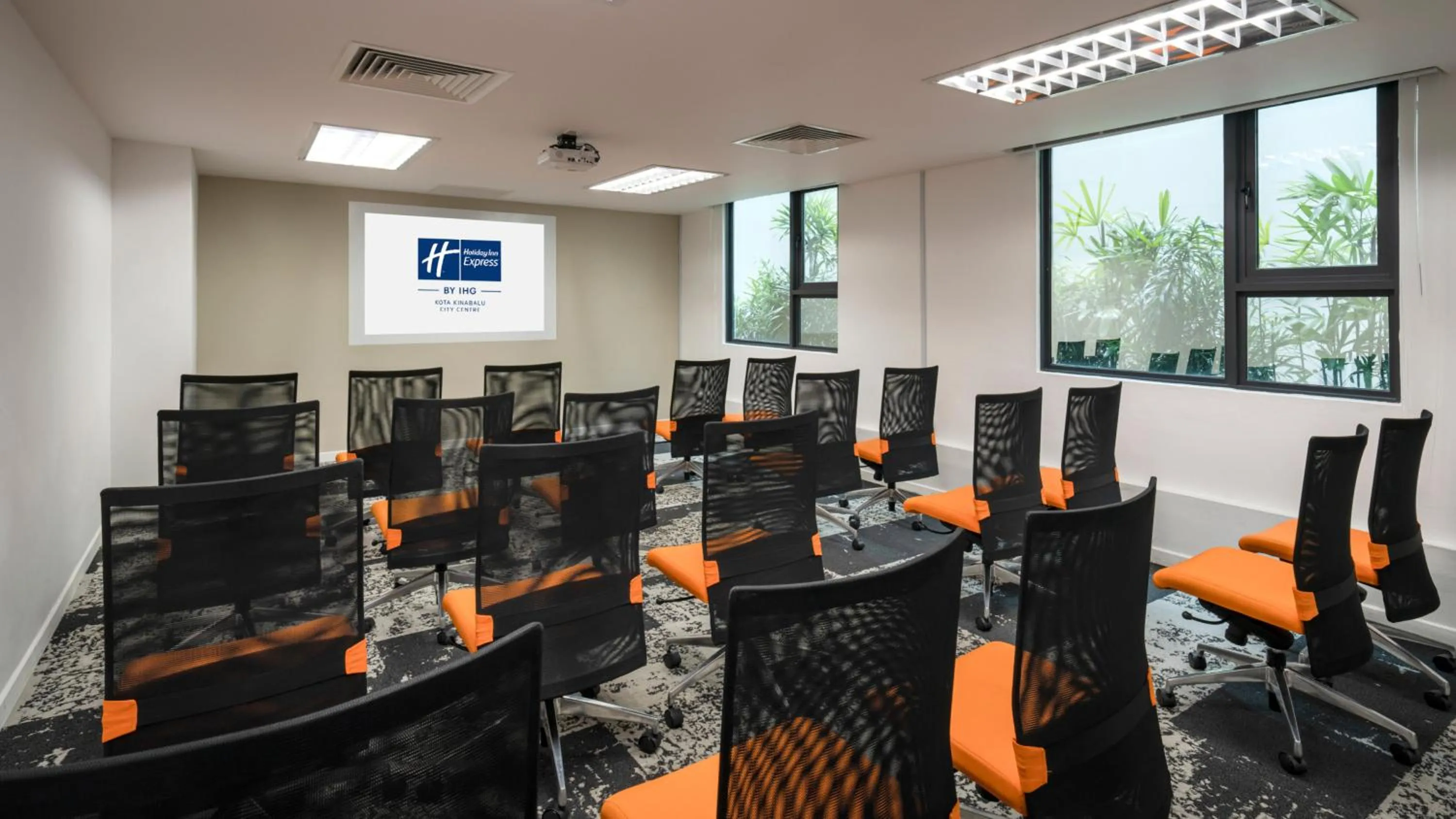 Meeting/conference room in Holiday Inn Express Kota Kinabalu City Centre by IHG