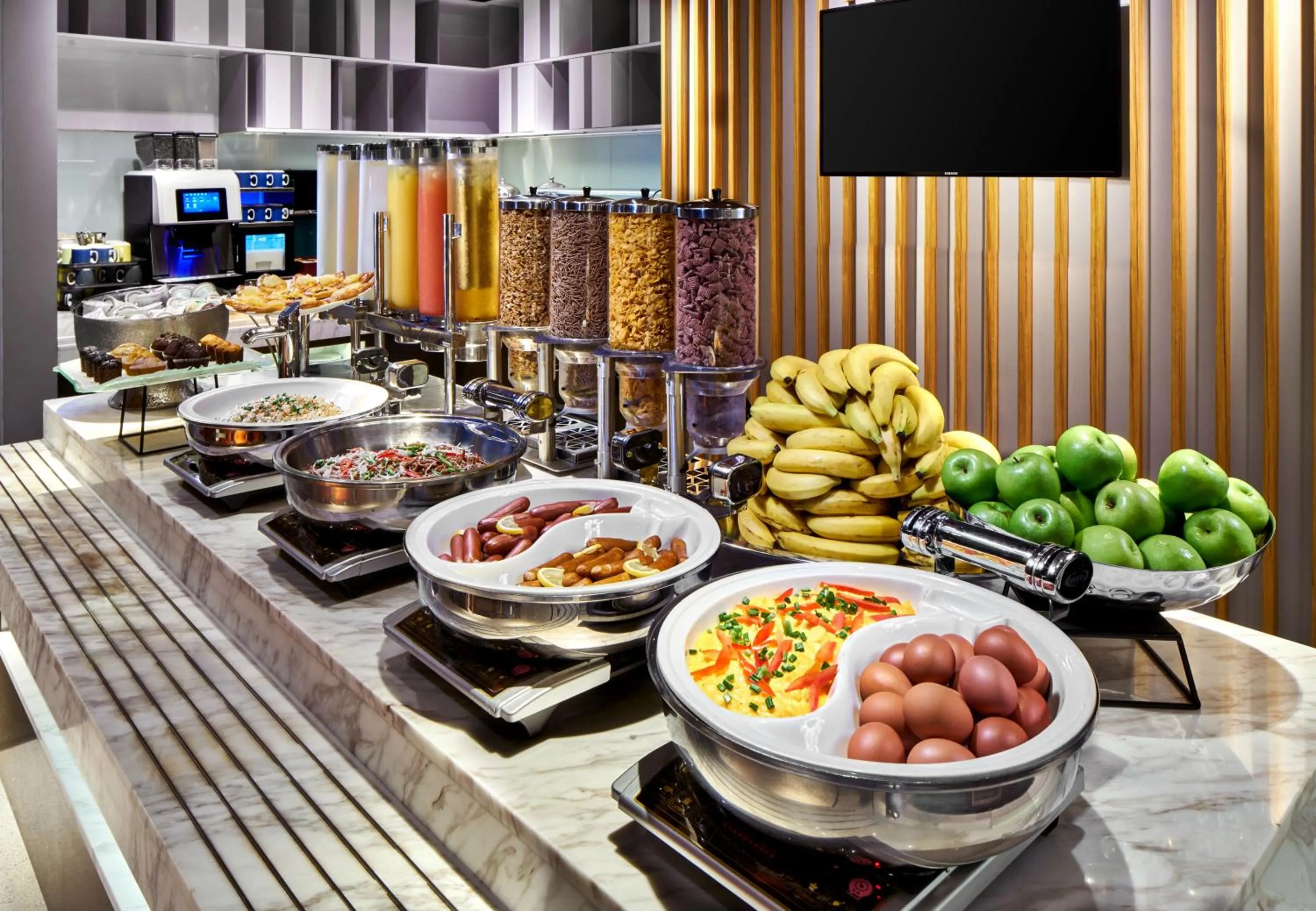 Restaurant/places to eat in Holiday Inn Express Kota Kinabalu City Centre by IHG