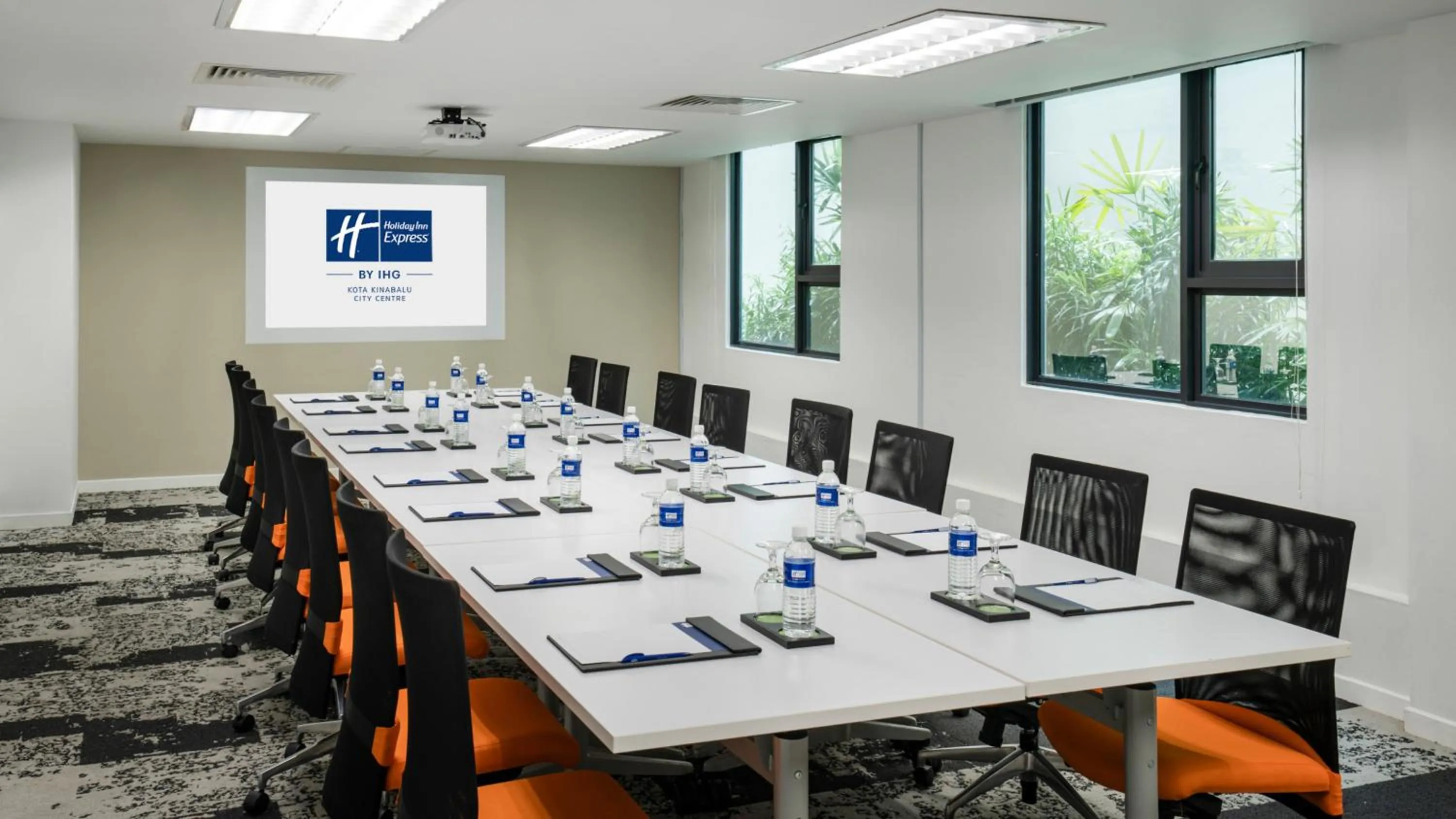 Meeting/conference room in Holiday Inn Express Kota Kinabalu City Centre by IHG