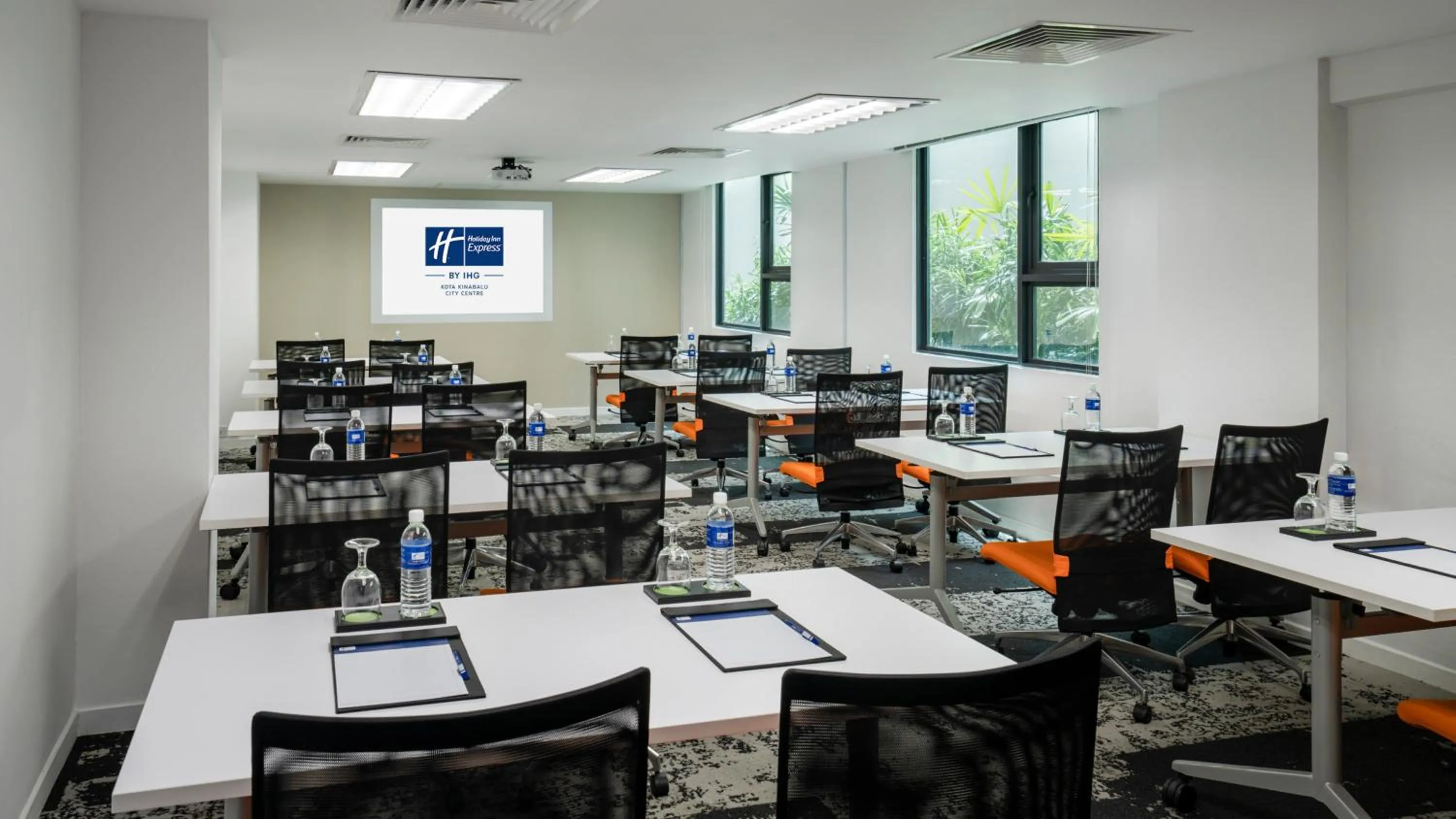 Meeting/conference room in Holiday Inn Express Kota Kinabalu City Centre by IHG
