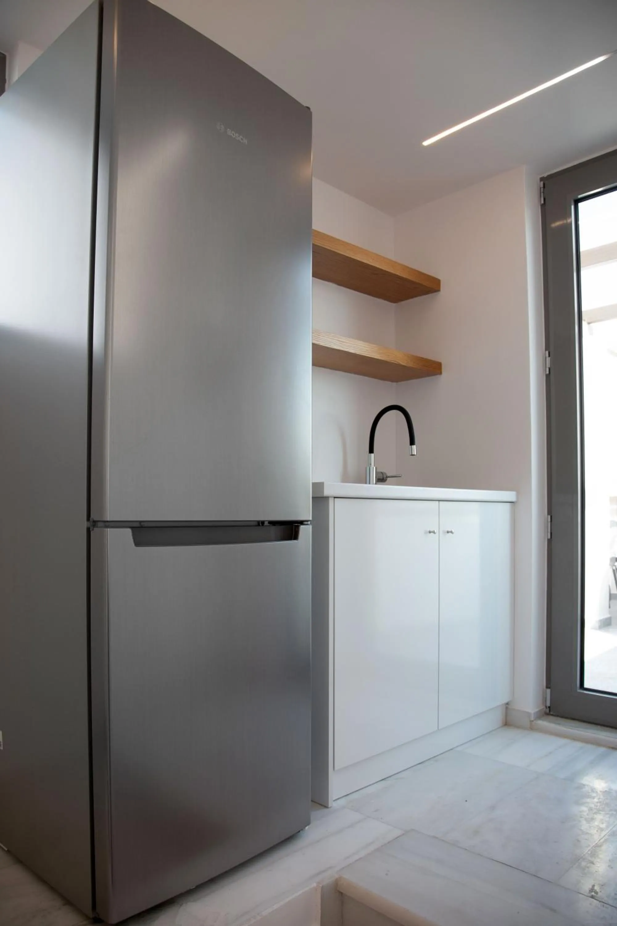 Communal kitchen in Acropolis Golden Suites by GHH