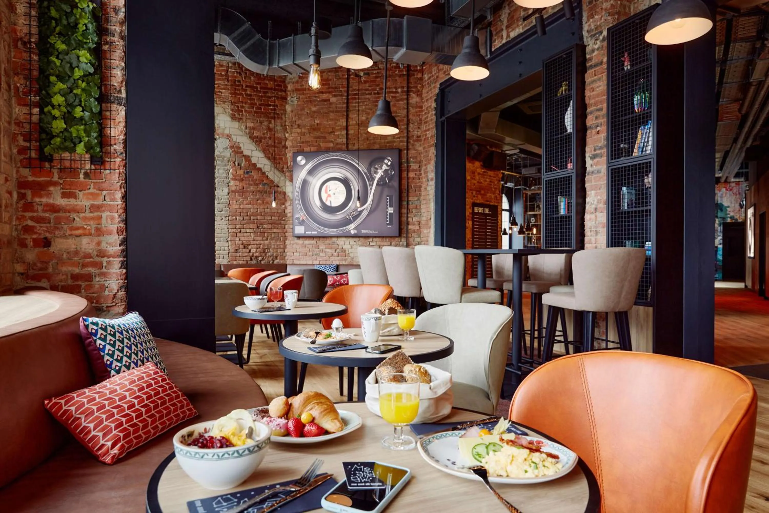 Restaurant/places to eat in Me and All Hotel Hanover, by Hyatt