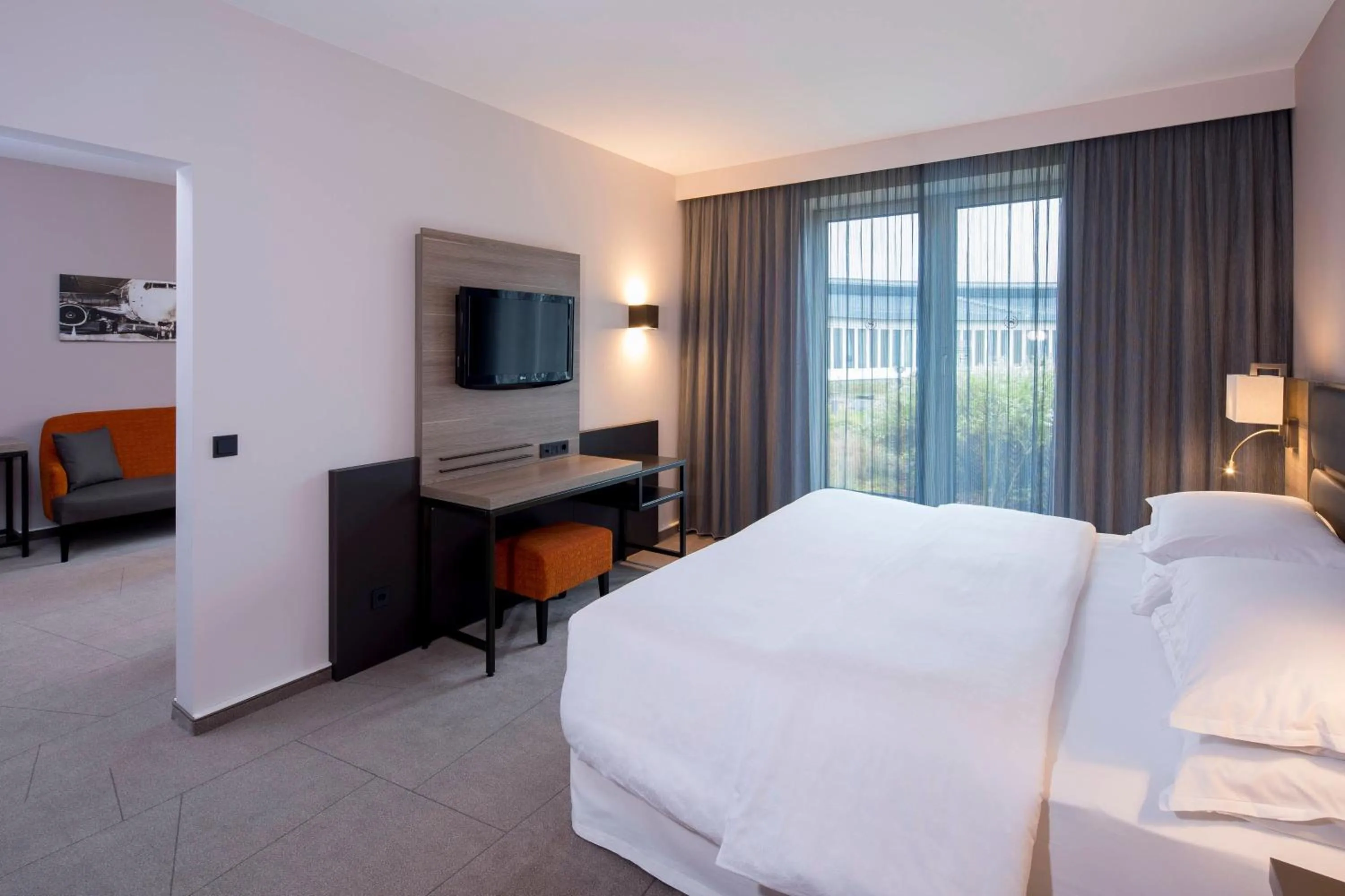 Photo of the whole room, Bed in Sheraton Duesseldorf Airport Hotel