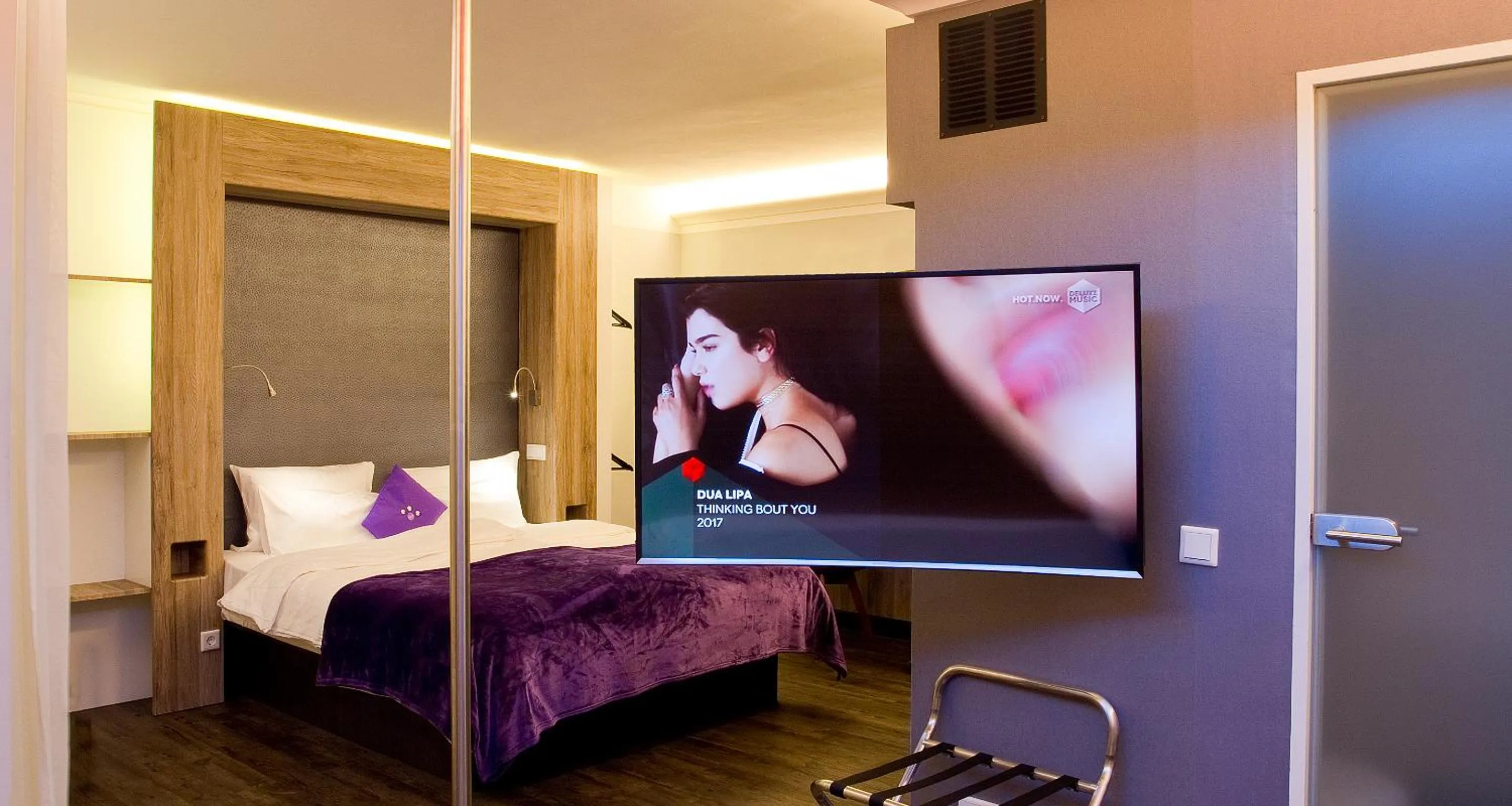 Bed in PLAZA INN stays design Dortmund