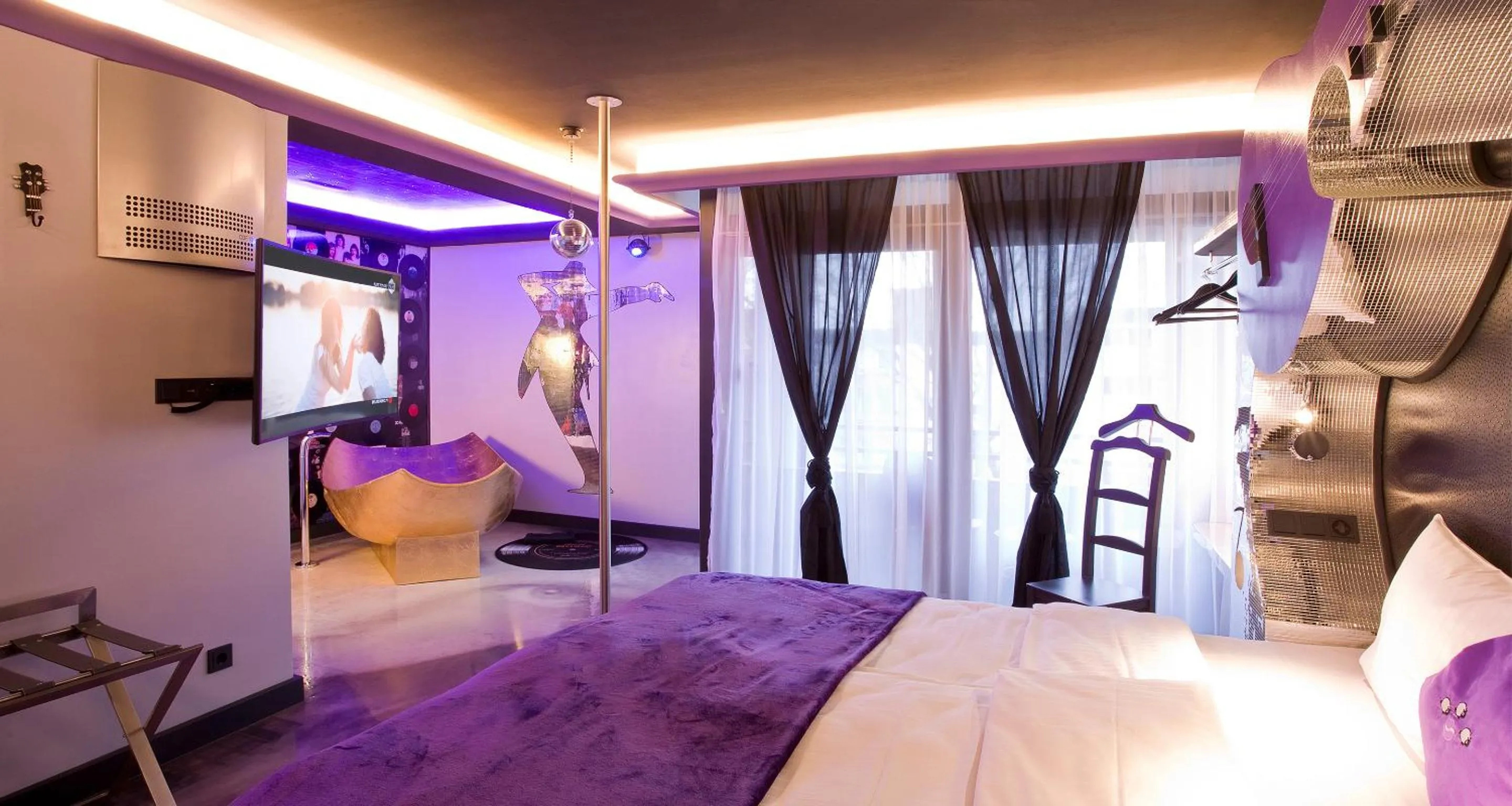 Bed in PLAZA INN stays design Dortmund