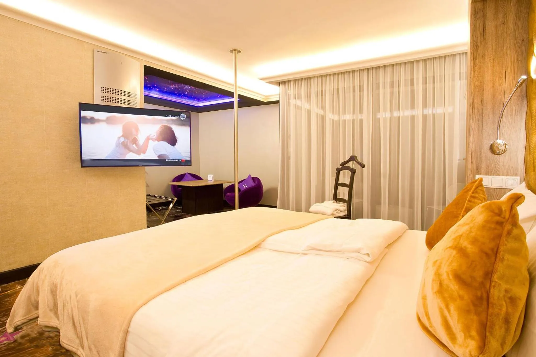 TV and multimedia, Bed in PLAZA INN stays design Dortmund