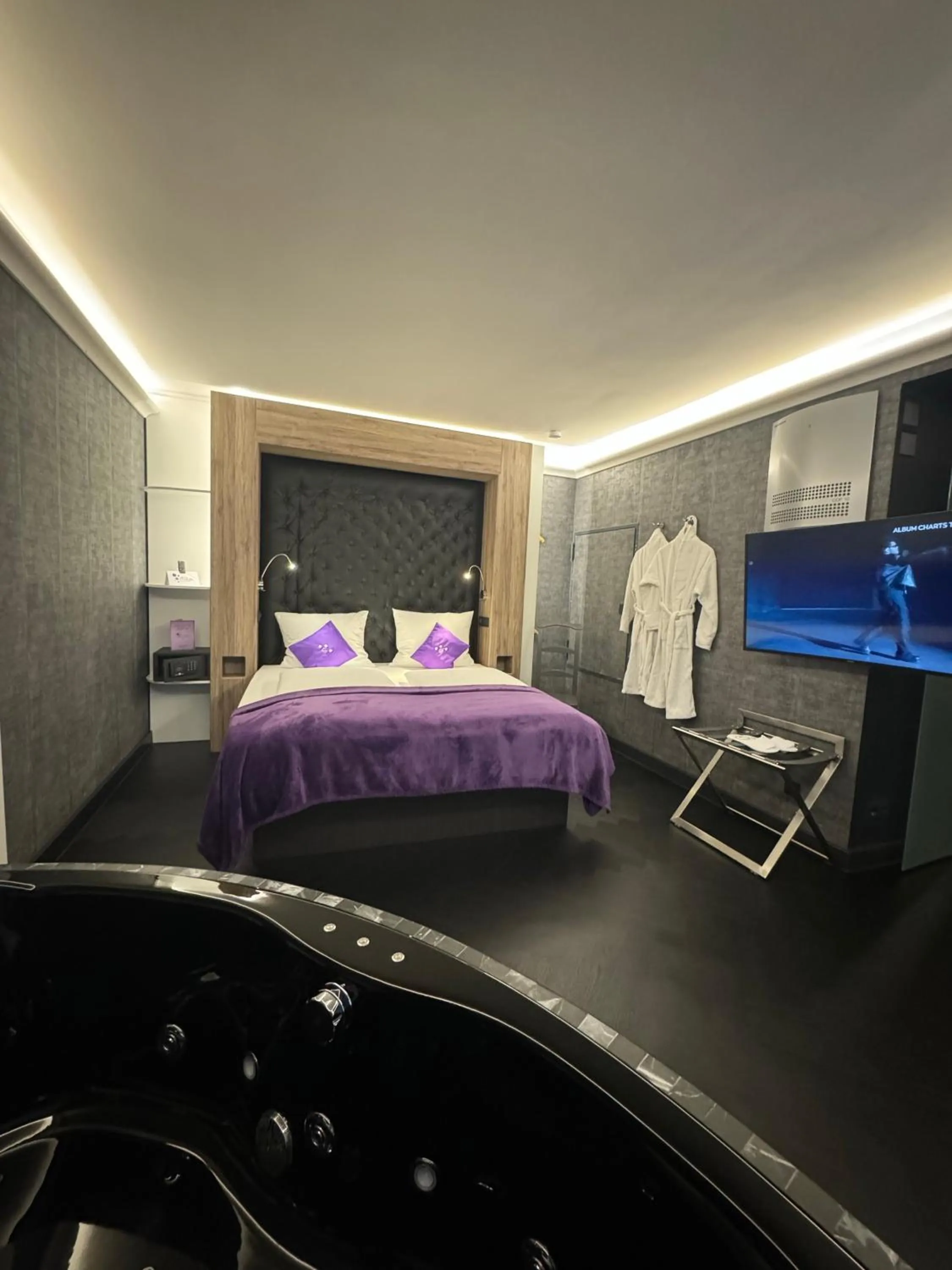 TV and multimedia, Bed in PLAZA INN stays design Dortmund