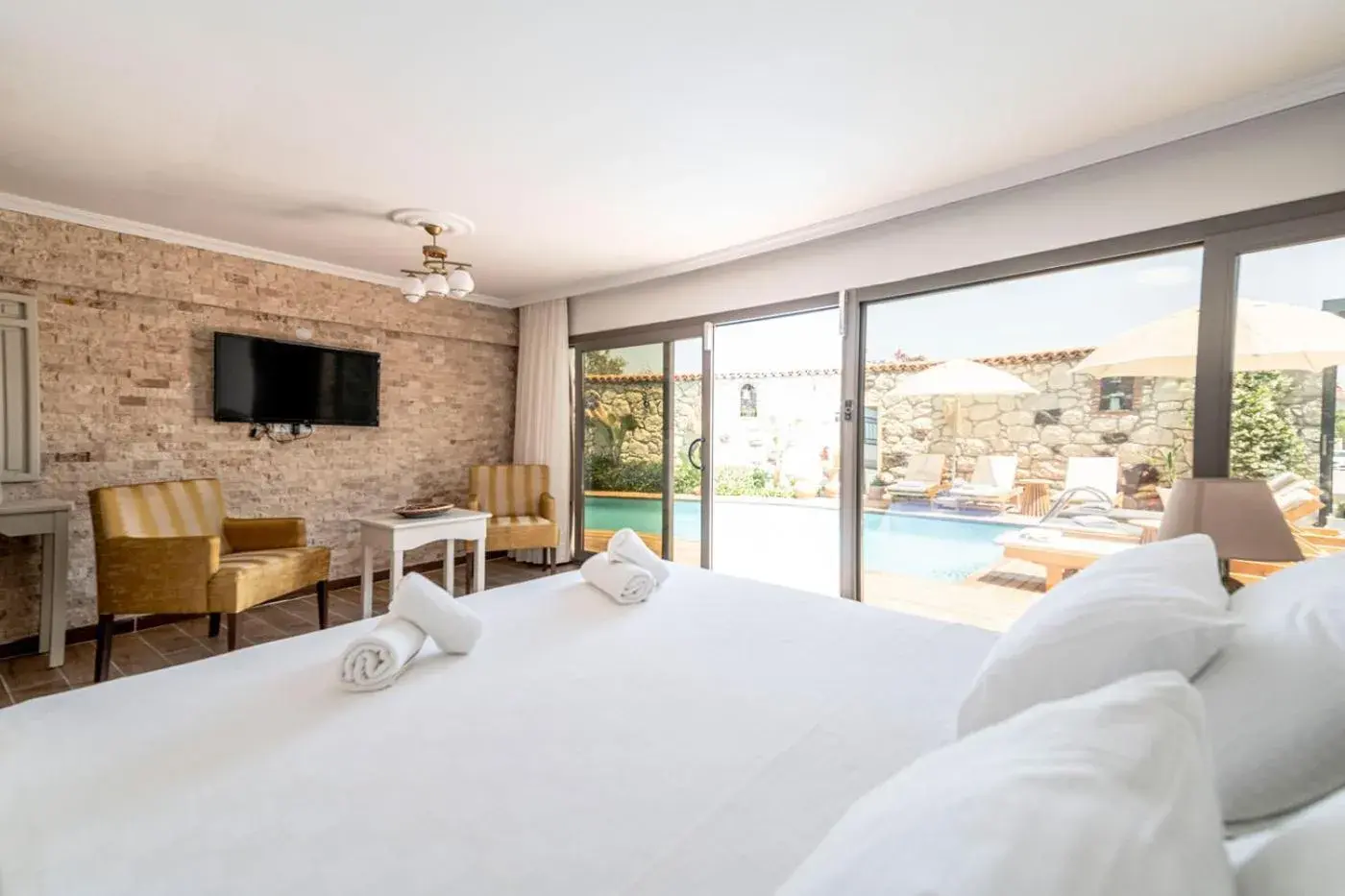 Queen Room with Pool View in Lunas Alaçatı Queen Room with Pool View in Lunas Alaçatı