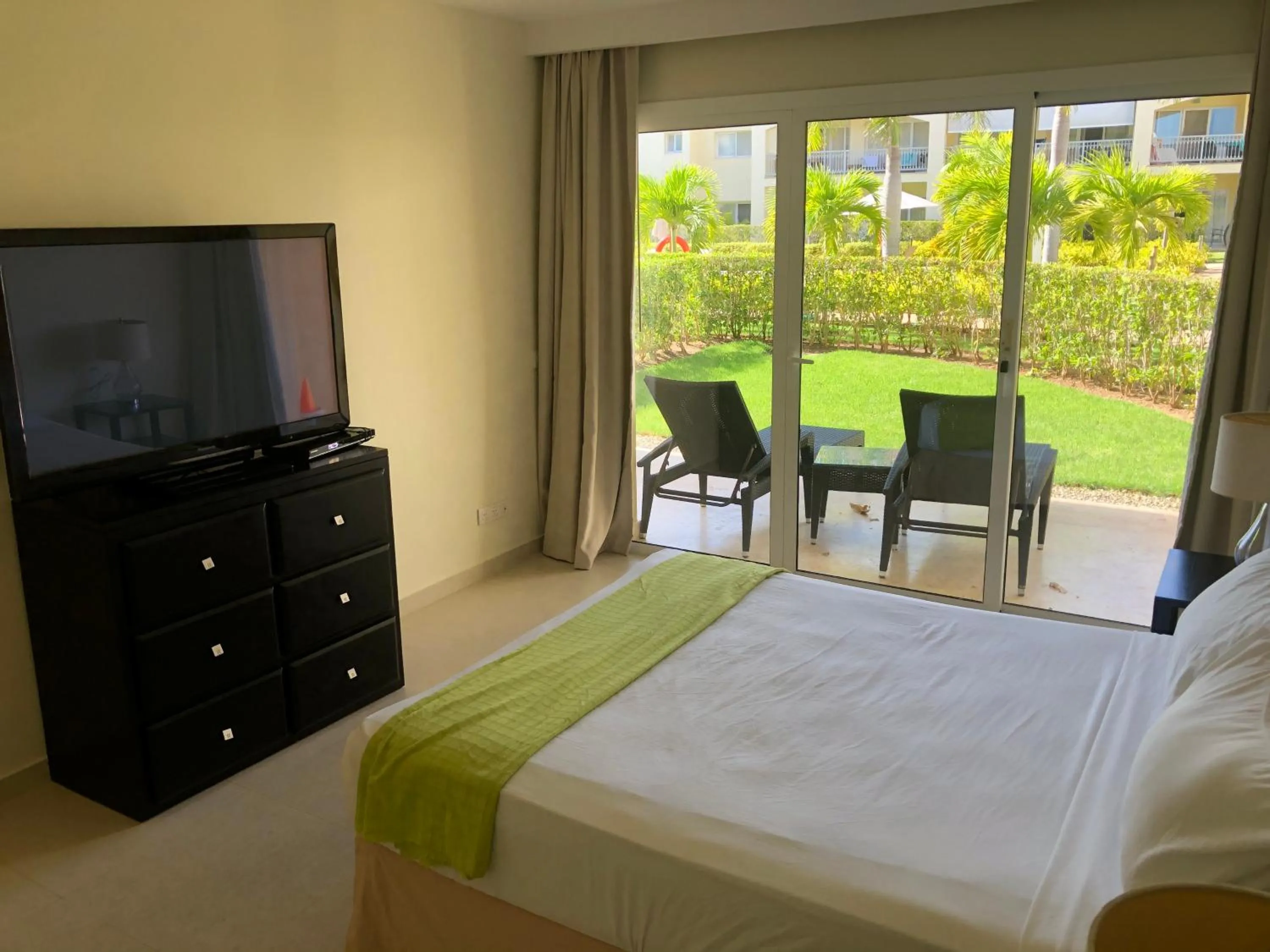 Beautiful One Bedroom unit with pool and Beach club in a Golf Project