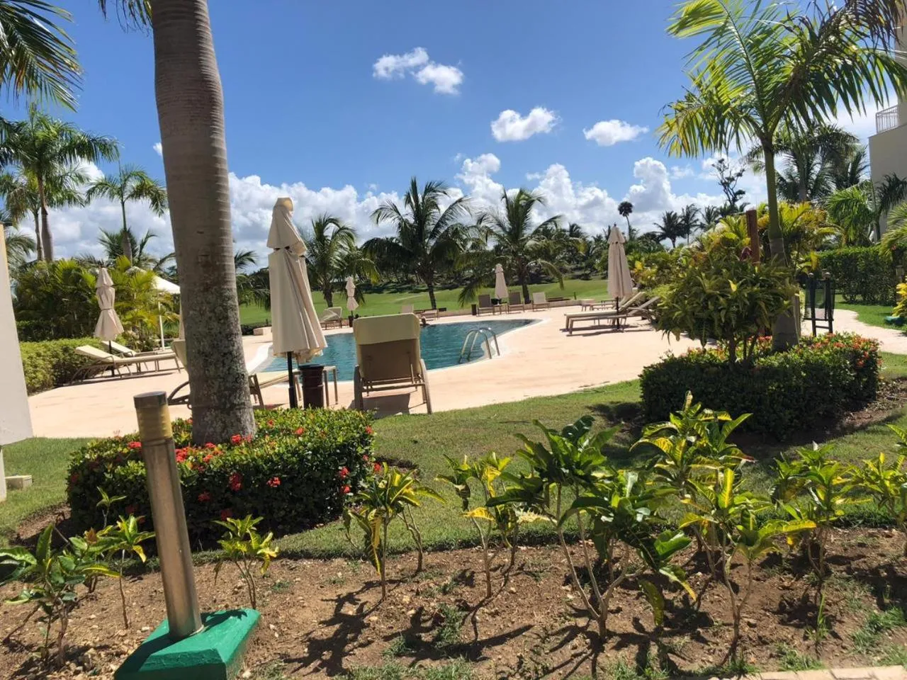 Beautiful One Bedroom unit with pool and Beach club in a Golf Project