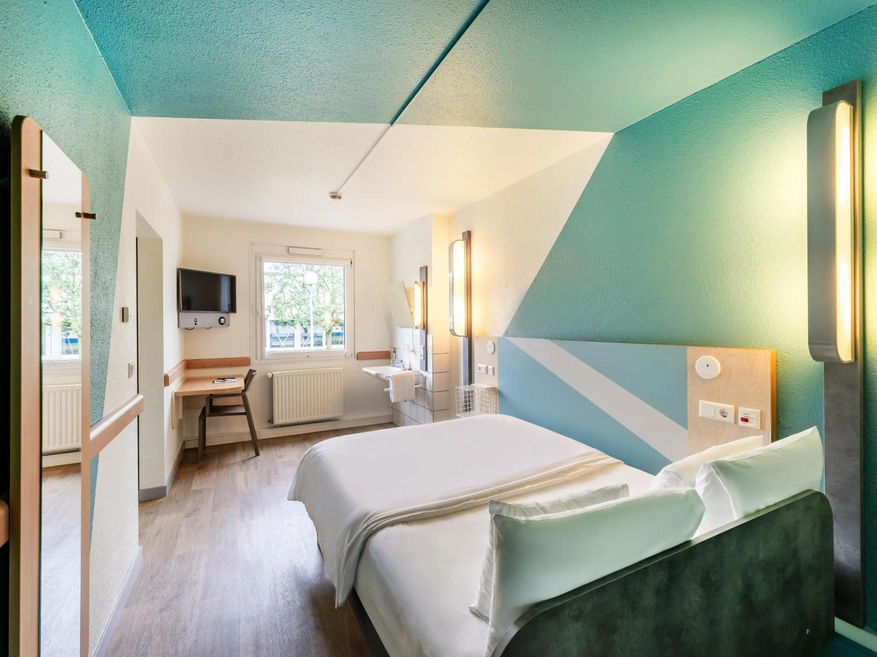 Photo of the whole room, Bed in ibis budget Freiburg Sued