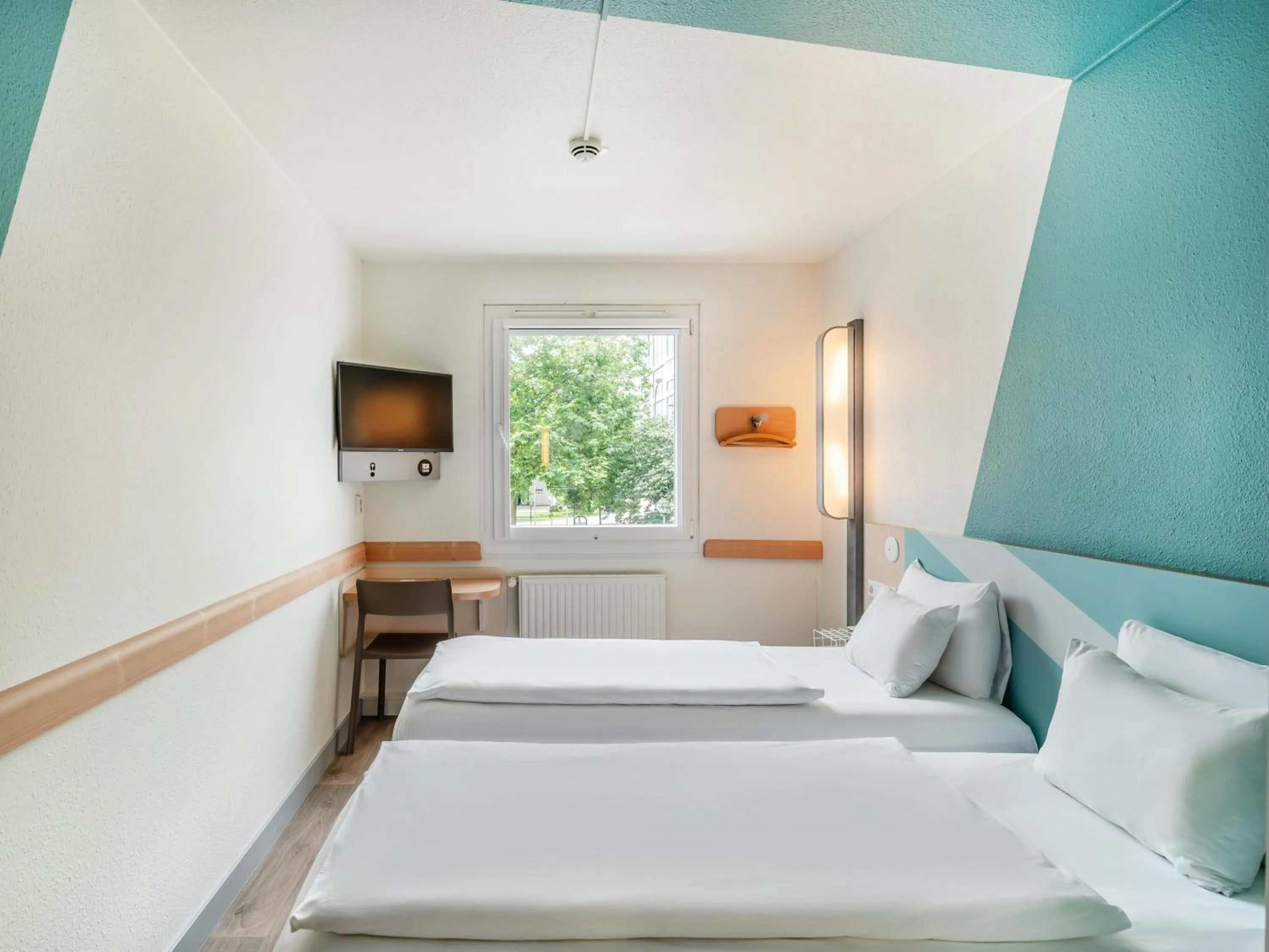 Photo of the whole room, Bed in ibis budget Freiburg Sued