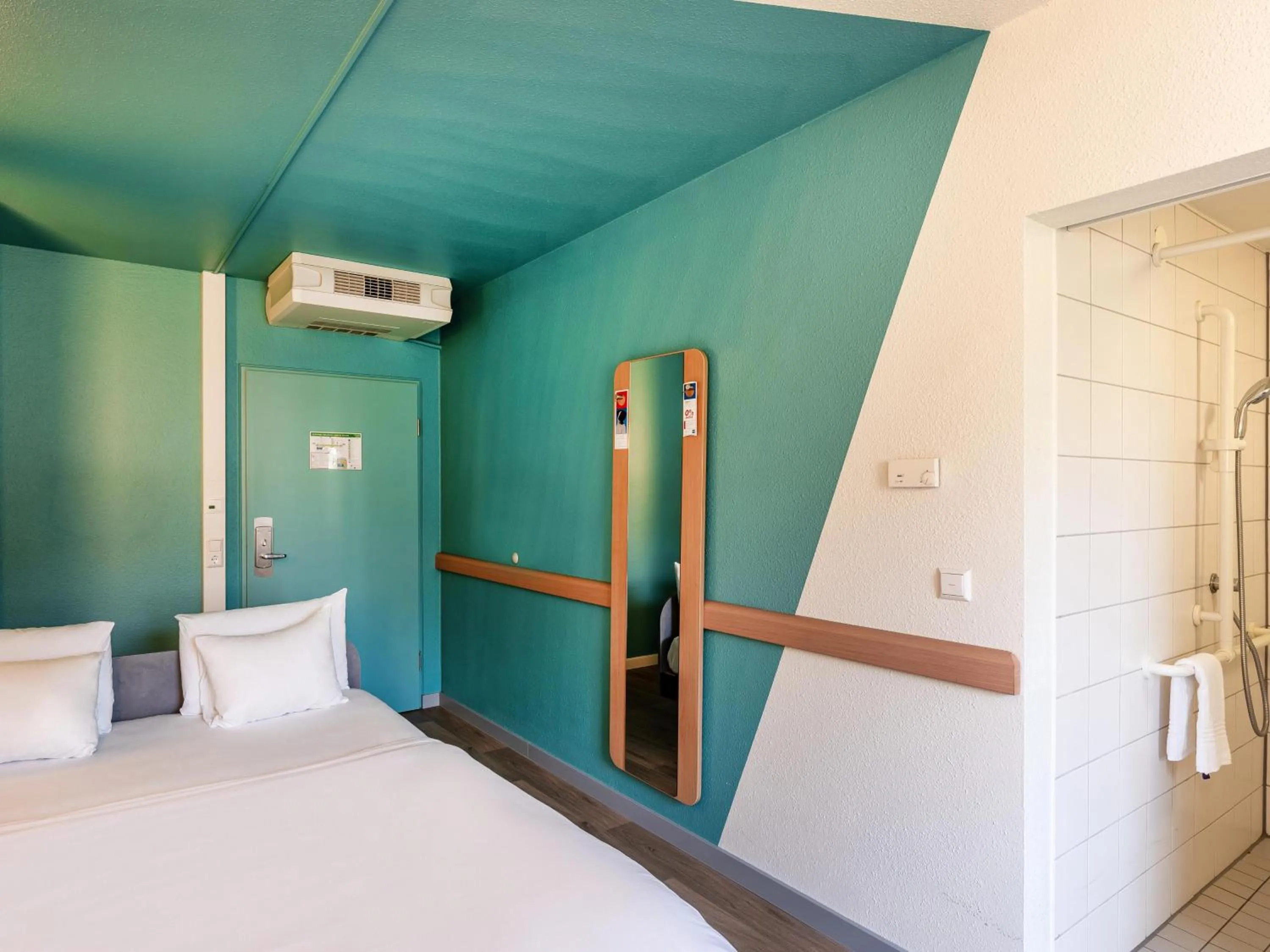 Photo of the whole room, Bed in ibis budget Freiburg Sued