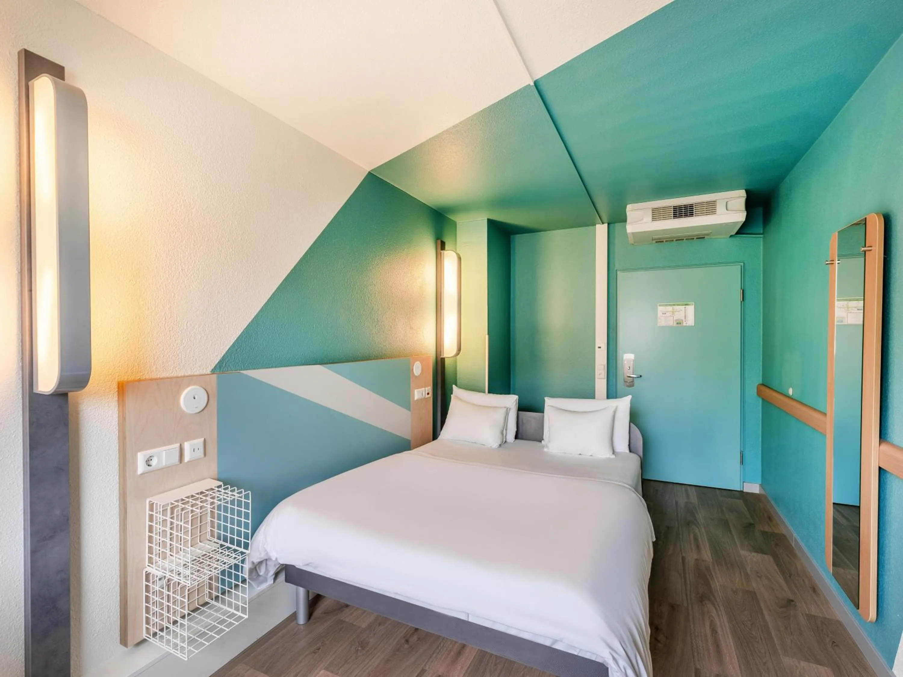 Photo of the whole room, Bed in ibis budget Freiburg Sued