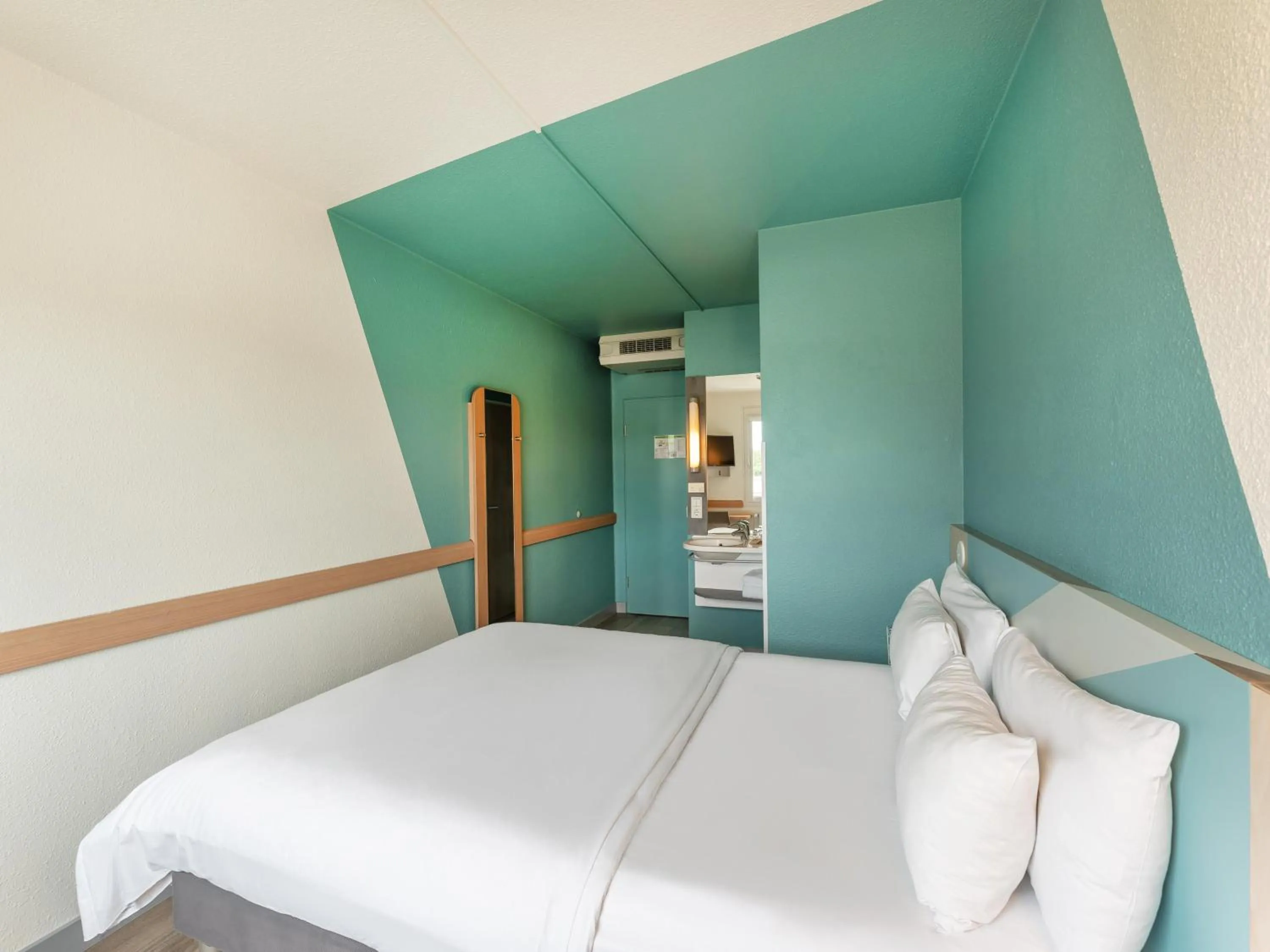 Photo of the whole room, Bed in ibis budget Freiburg Sued