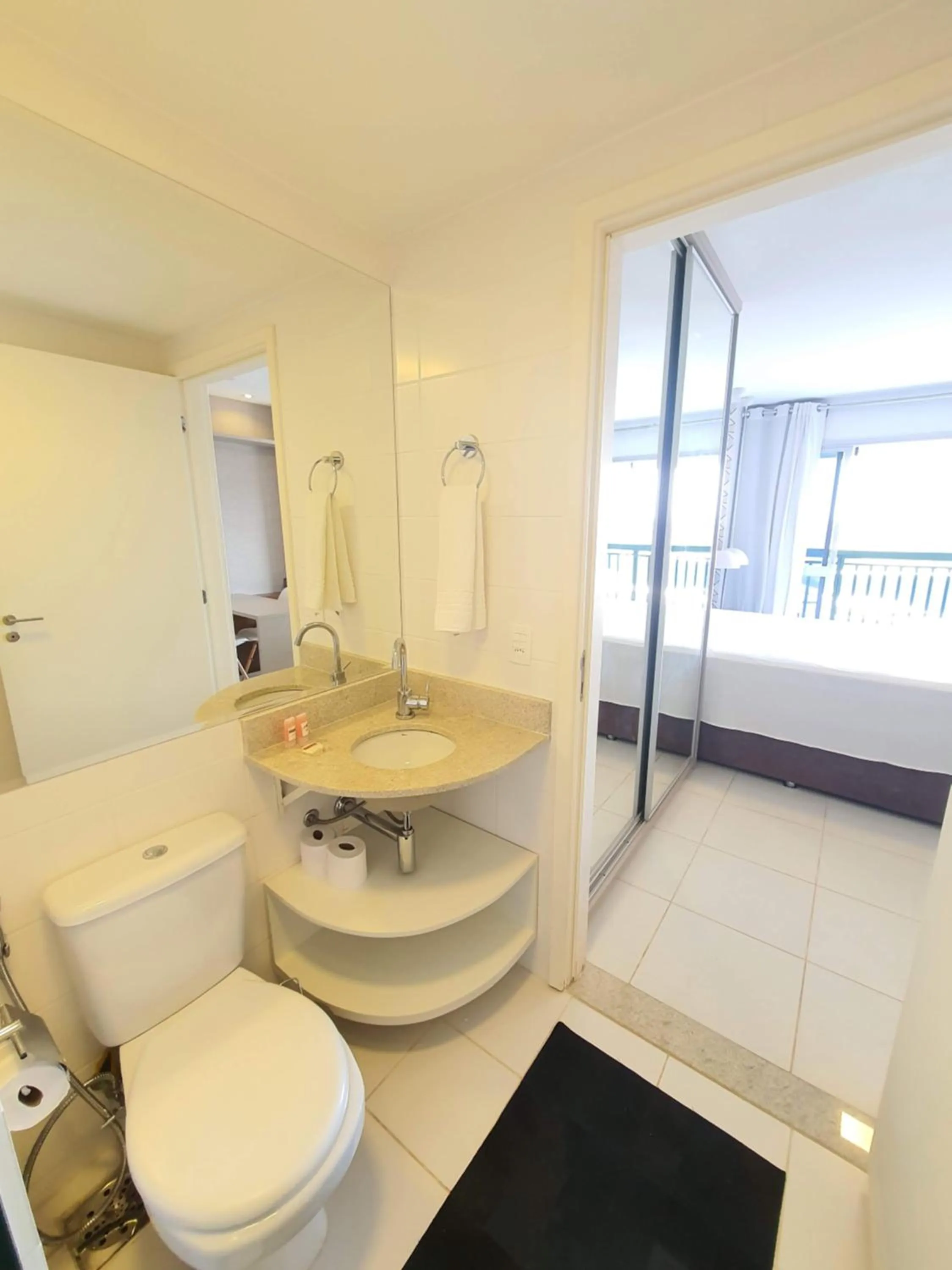 Bathroom in Flat Vision Executivo Premium By Rei dos Flats