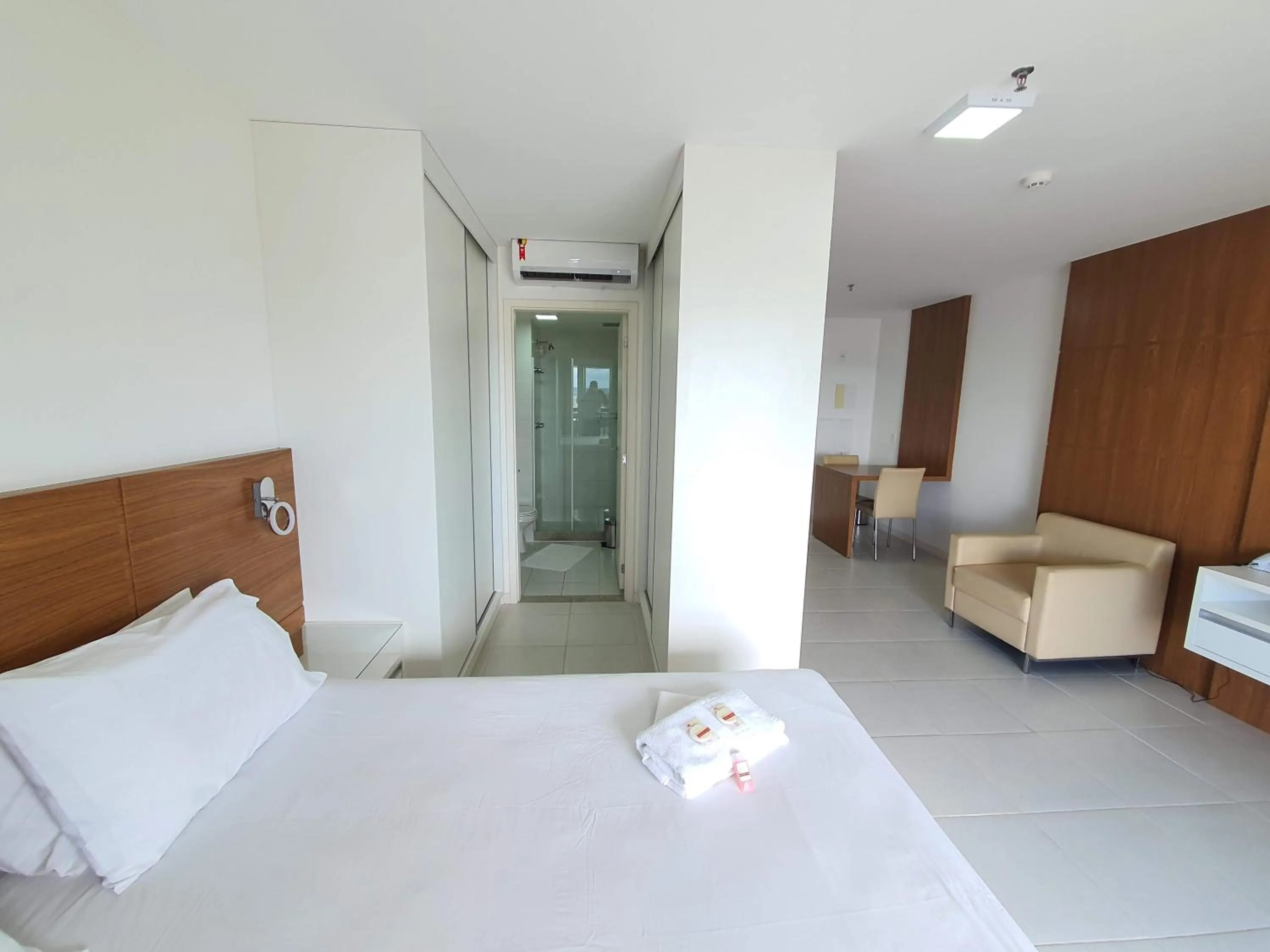 Bedroom, Bed in Flat Vision Executivo Premium By Rei dos Flats