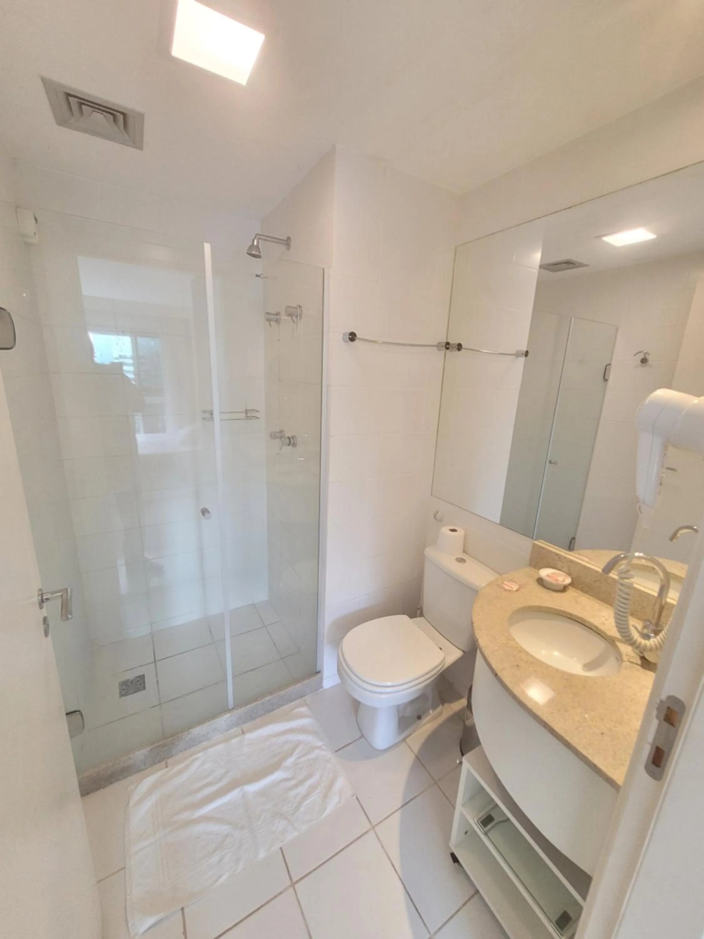 Bathroom in Flat Vision Executivo Premium By Rei dos Flats
