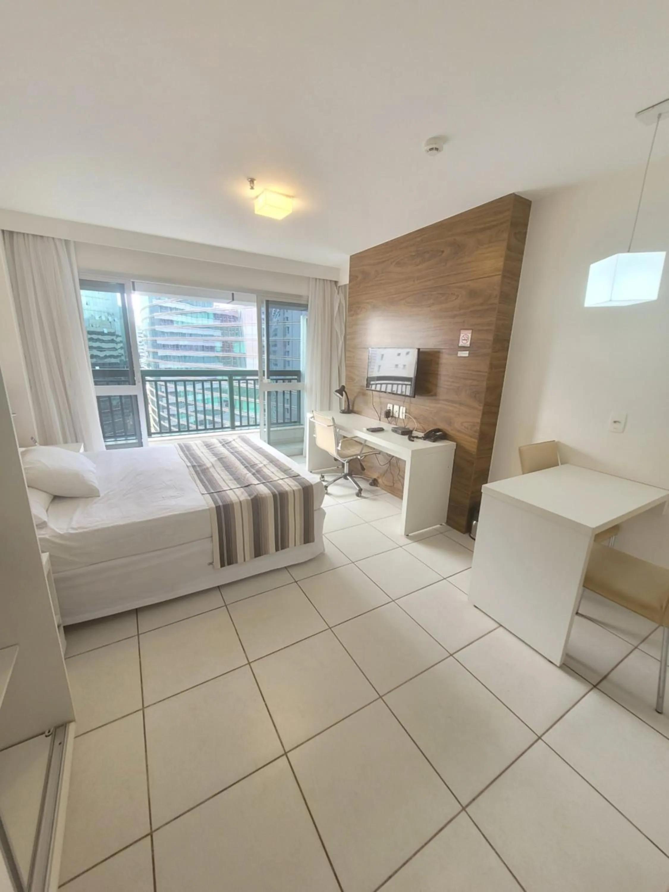 Dining area, Bed in Flat Vision Executivo Premium By Rei dos Flats