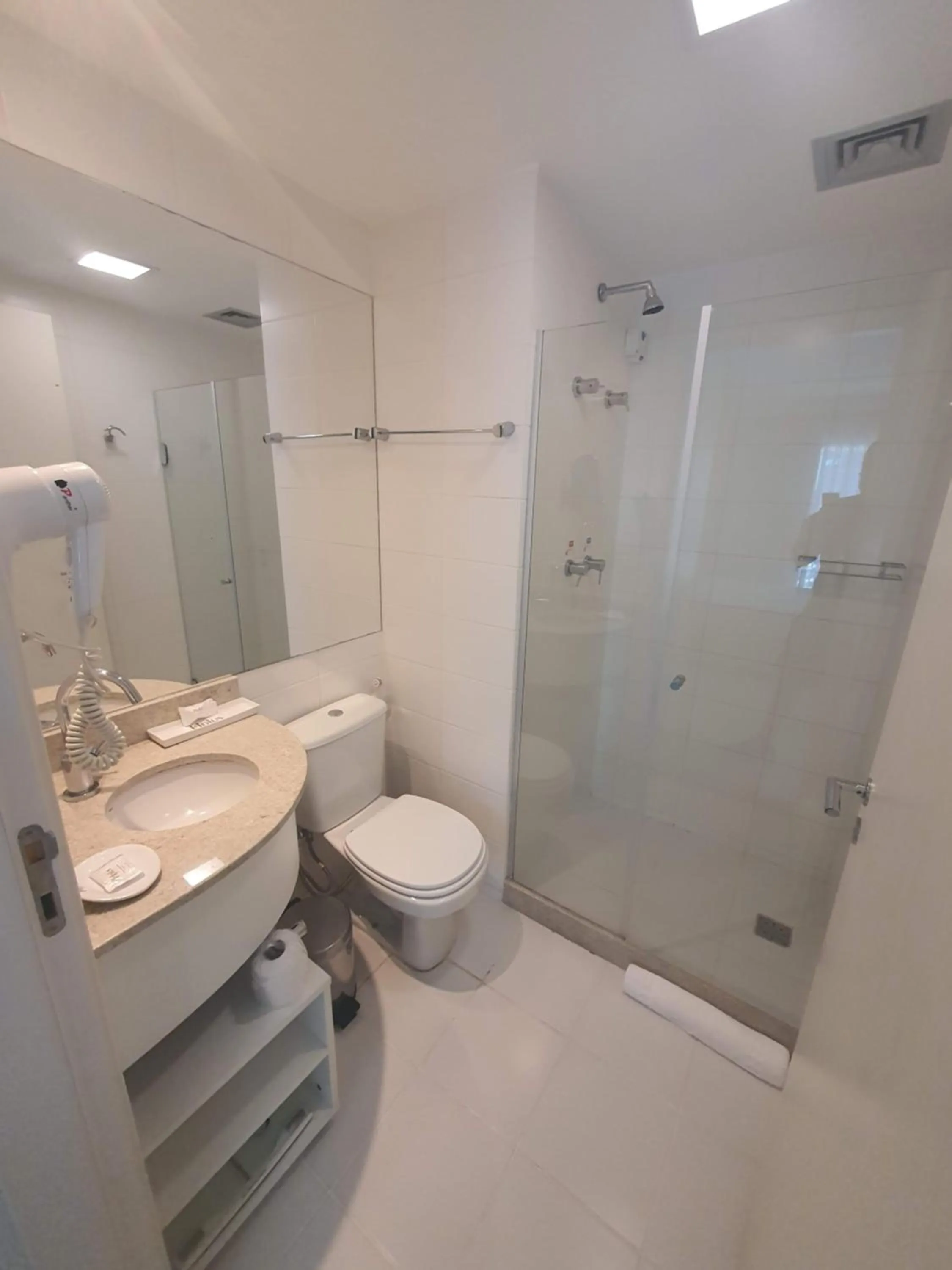 Bathroom in Flat Vision Executivo Premium By Rei dos Flats