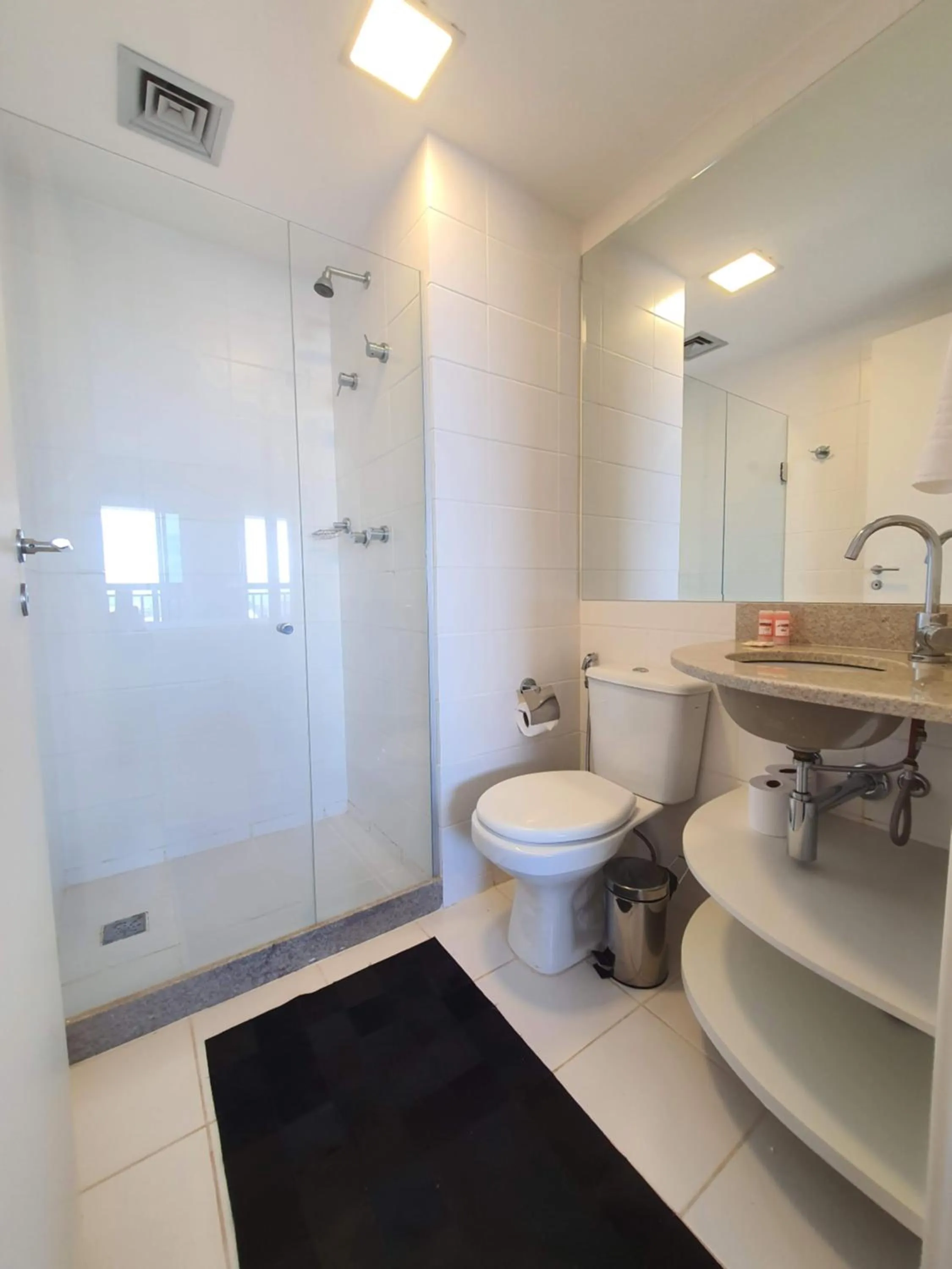 Bathroom in Flat Vision Executivo Premium By Rei dos Flats