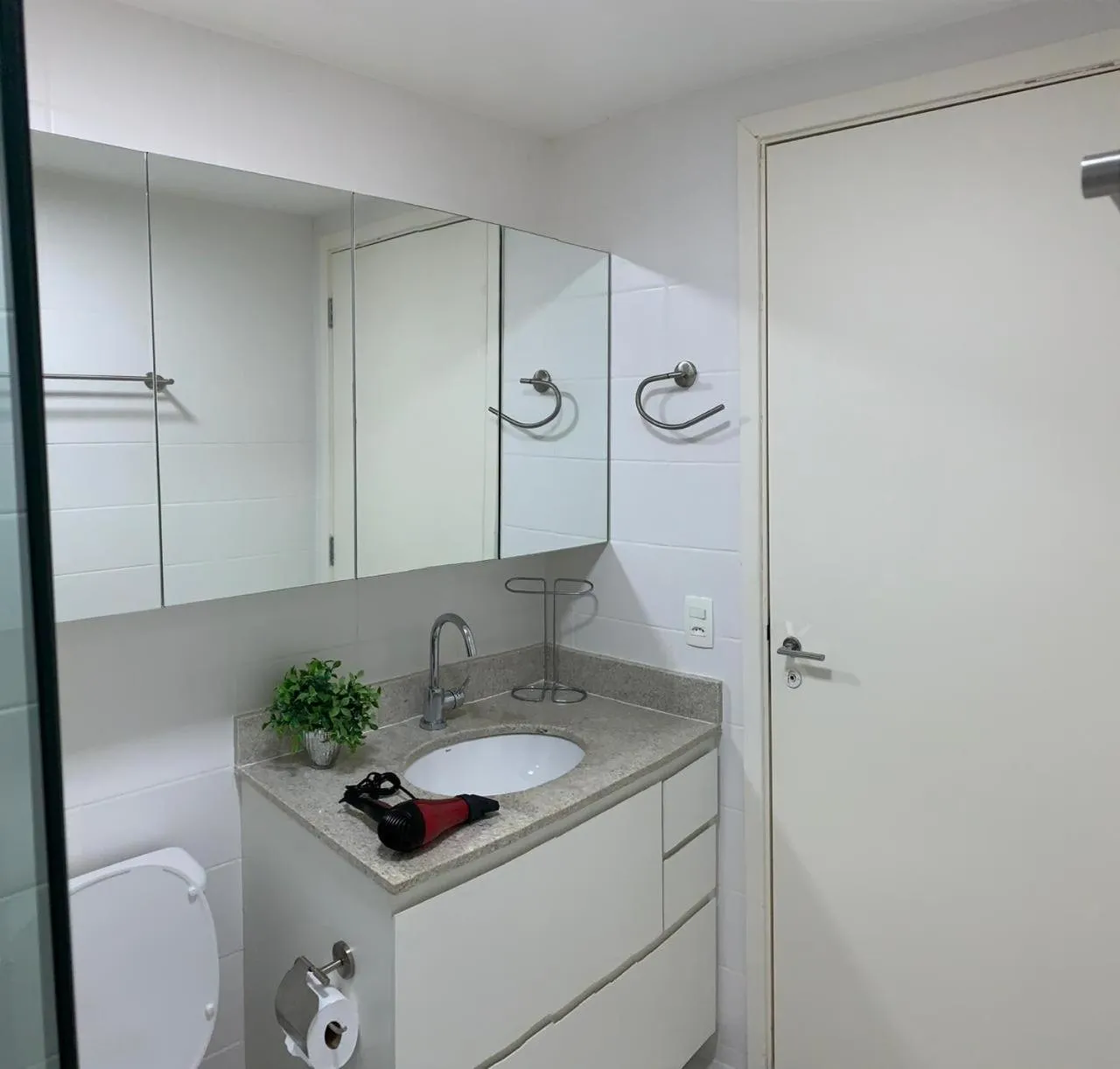 Bathroom in Flat Vision Executivo Premium By Rei dos Flats