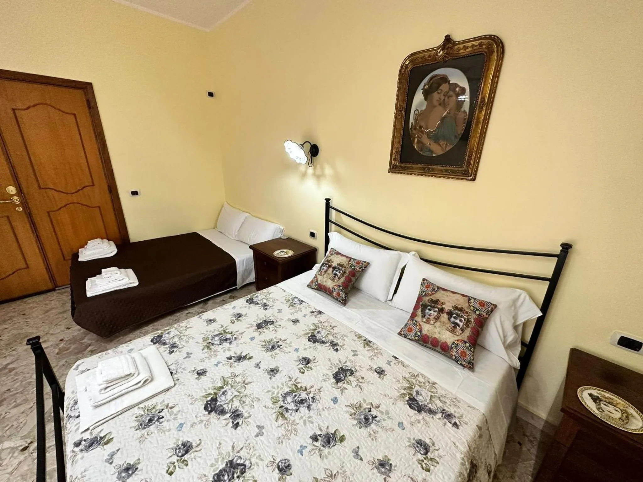 Photo of the whole room, Bed in B&B - Piazza Grande
