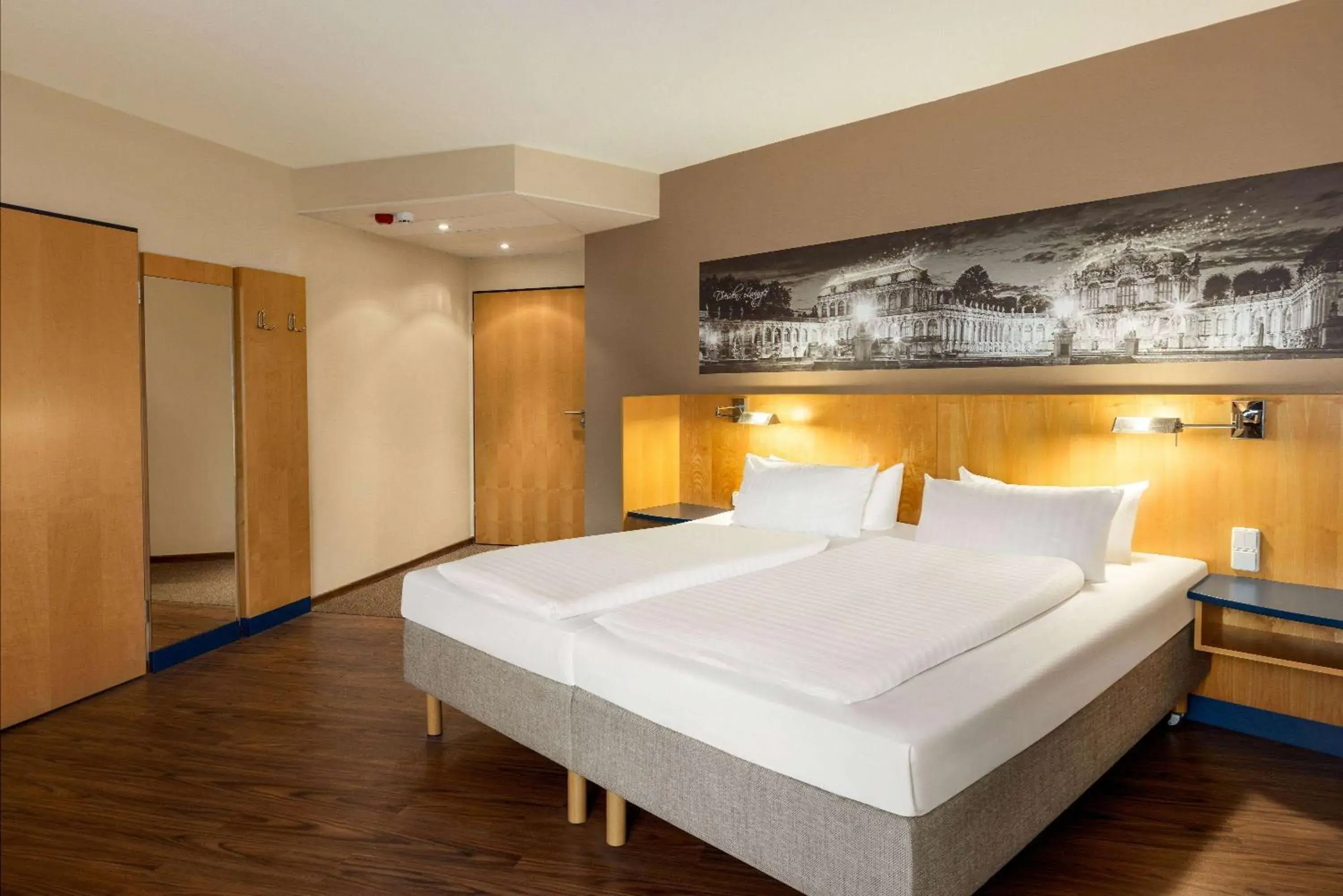Photo of the whole room, Bed in Amedia Dresden Elbpromenade, Trademark Collection by Wyndham Photo of the whole room, Bed in Amedia Dresden Elbpromenade, Trademark Collection by Wyndham