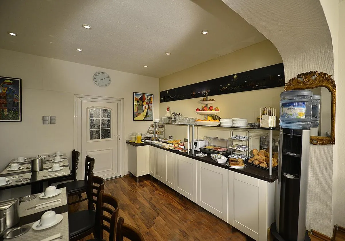 Restaurant/places to eat in Hotel Am Wehrhahn