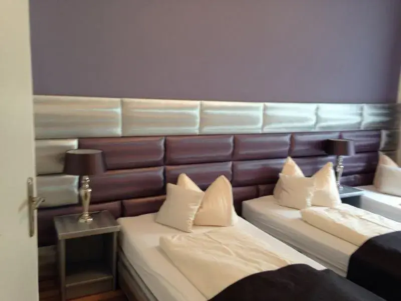 Photo of the whole room in Hotel Am Wehrhahn Photo of the whole room in Hotel Am Wehrhahn