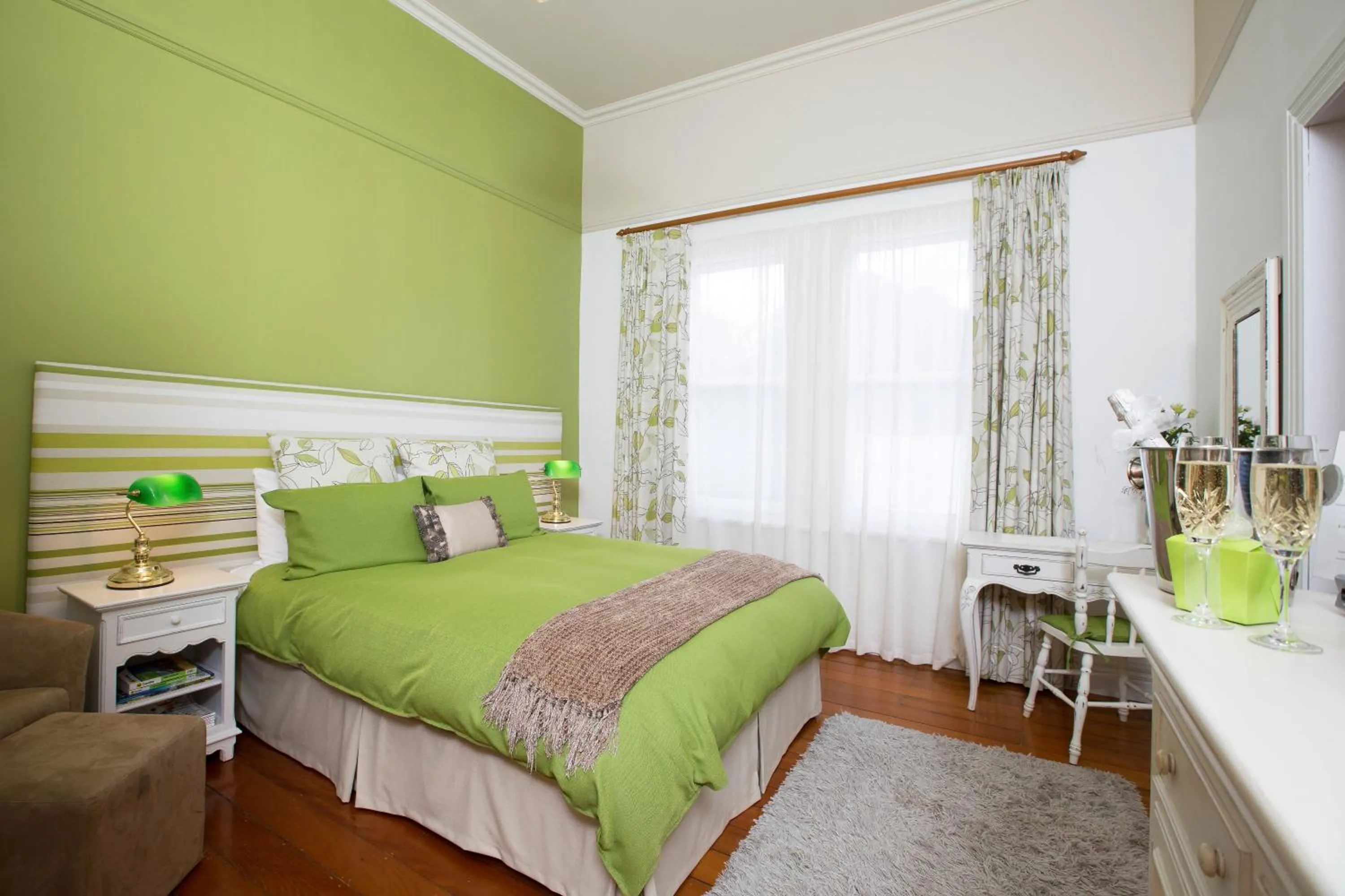 Deluxe Queen Studio  - single occupancy in Tairoa Lodge