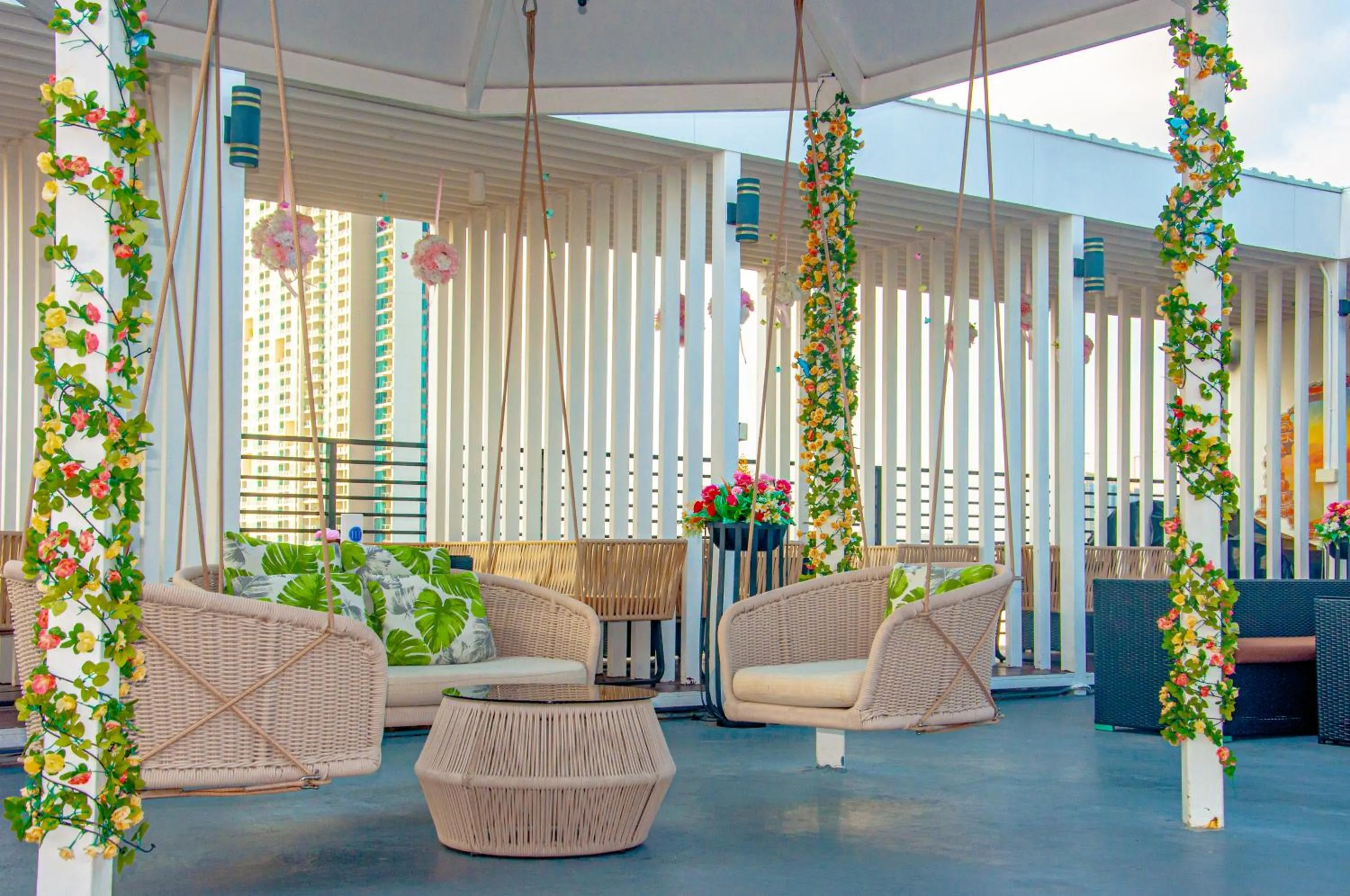 Restaurant/places to eat in HT9 Hotel