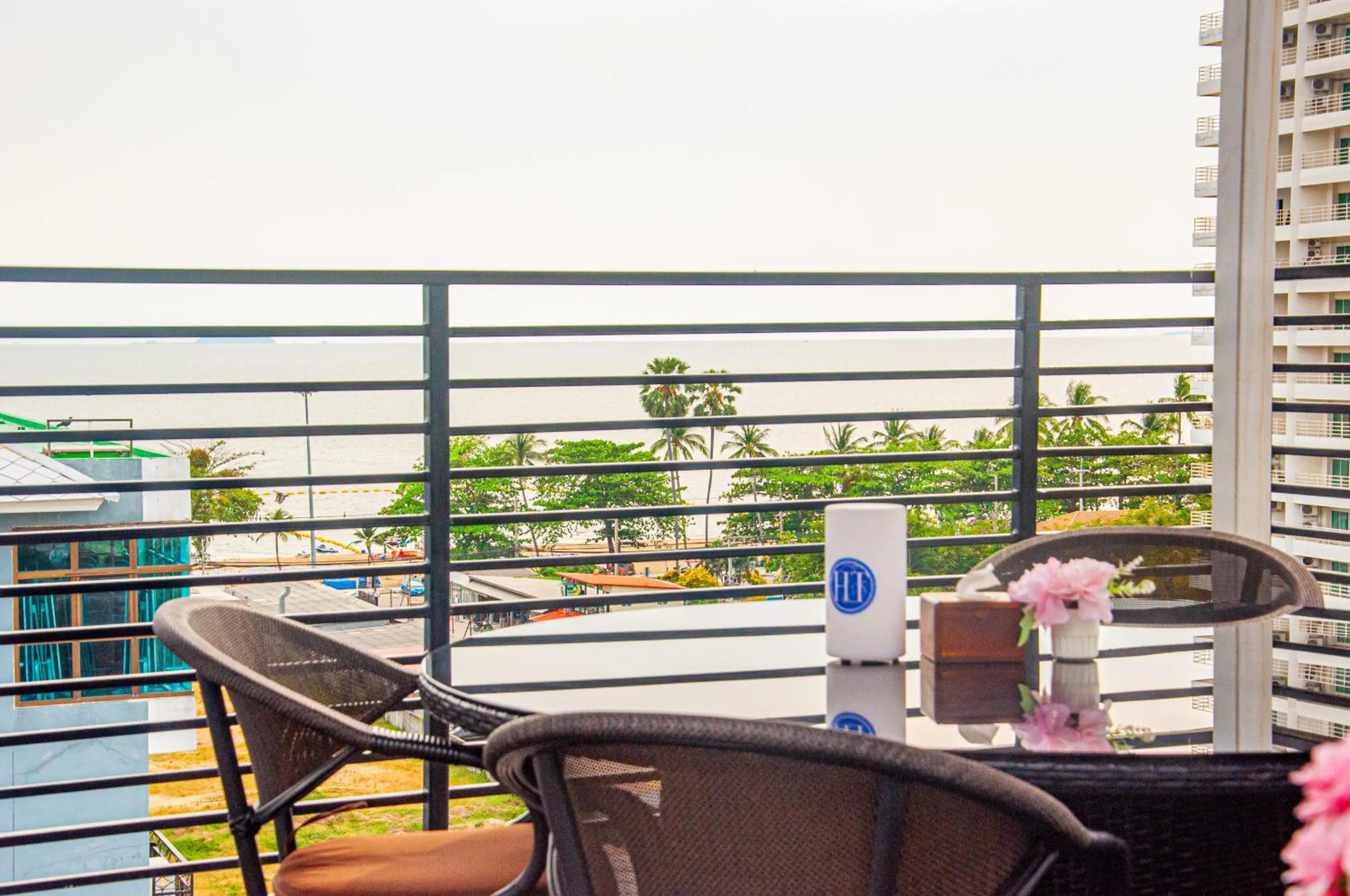 Restaurant/places to eat in HT9 Hotel