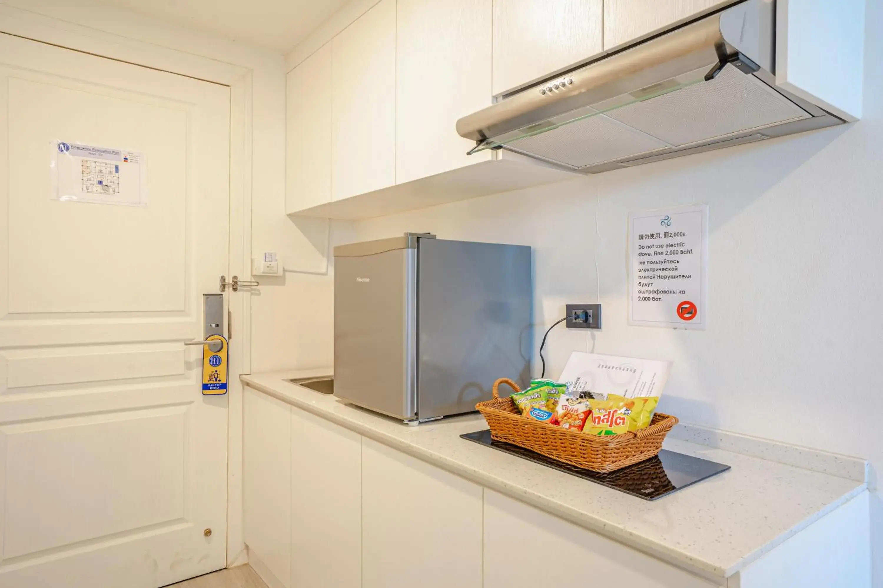 oven, Kitchen/Kitchenette in HT9 Hotel