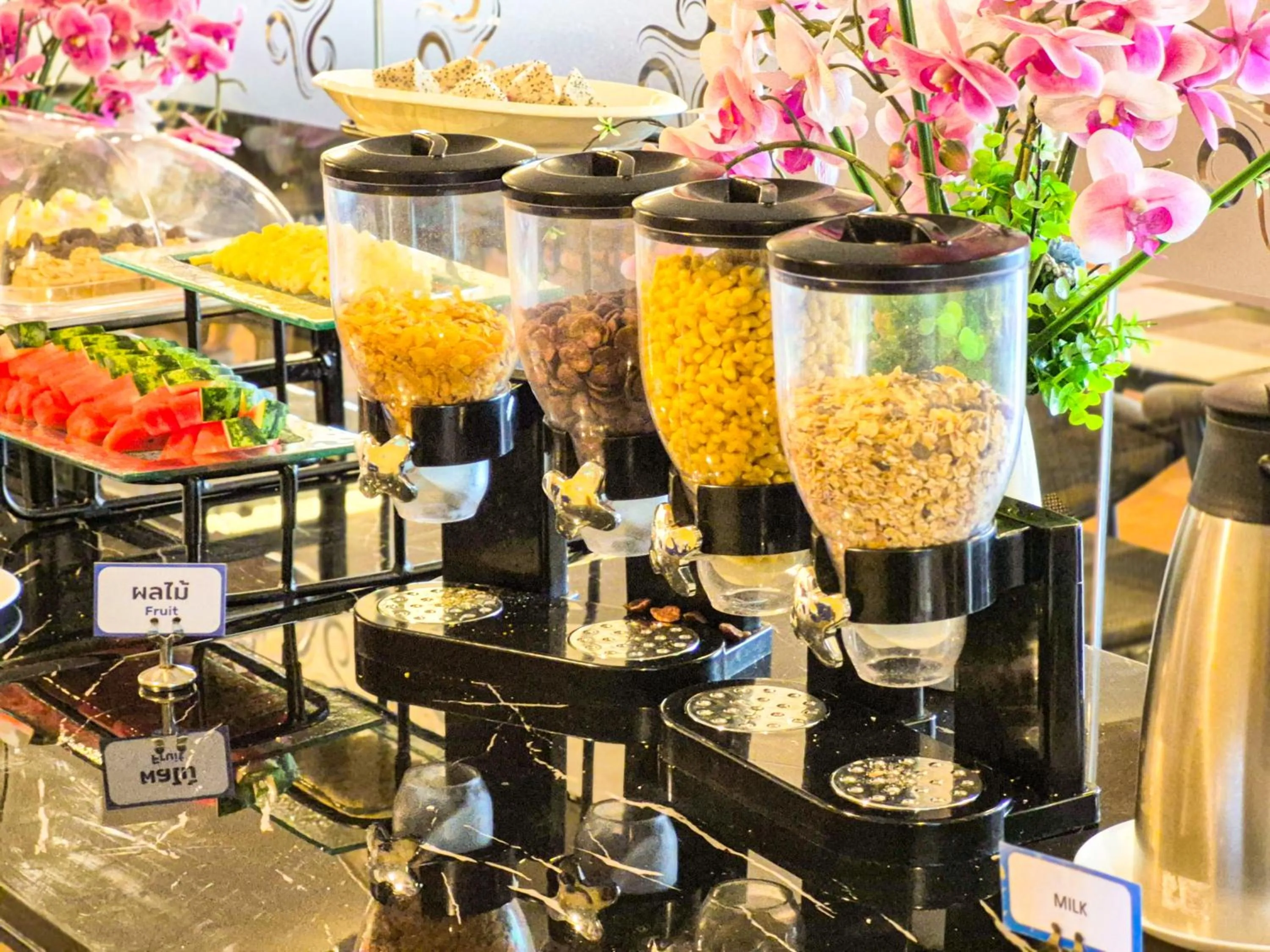 Restaurant/places to eat in HT9 Hotel