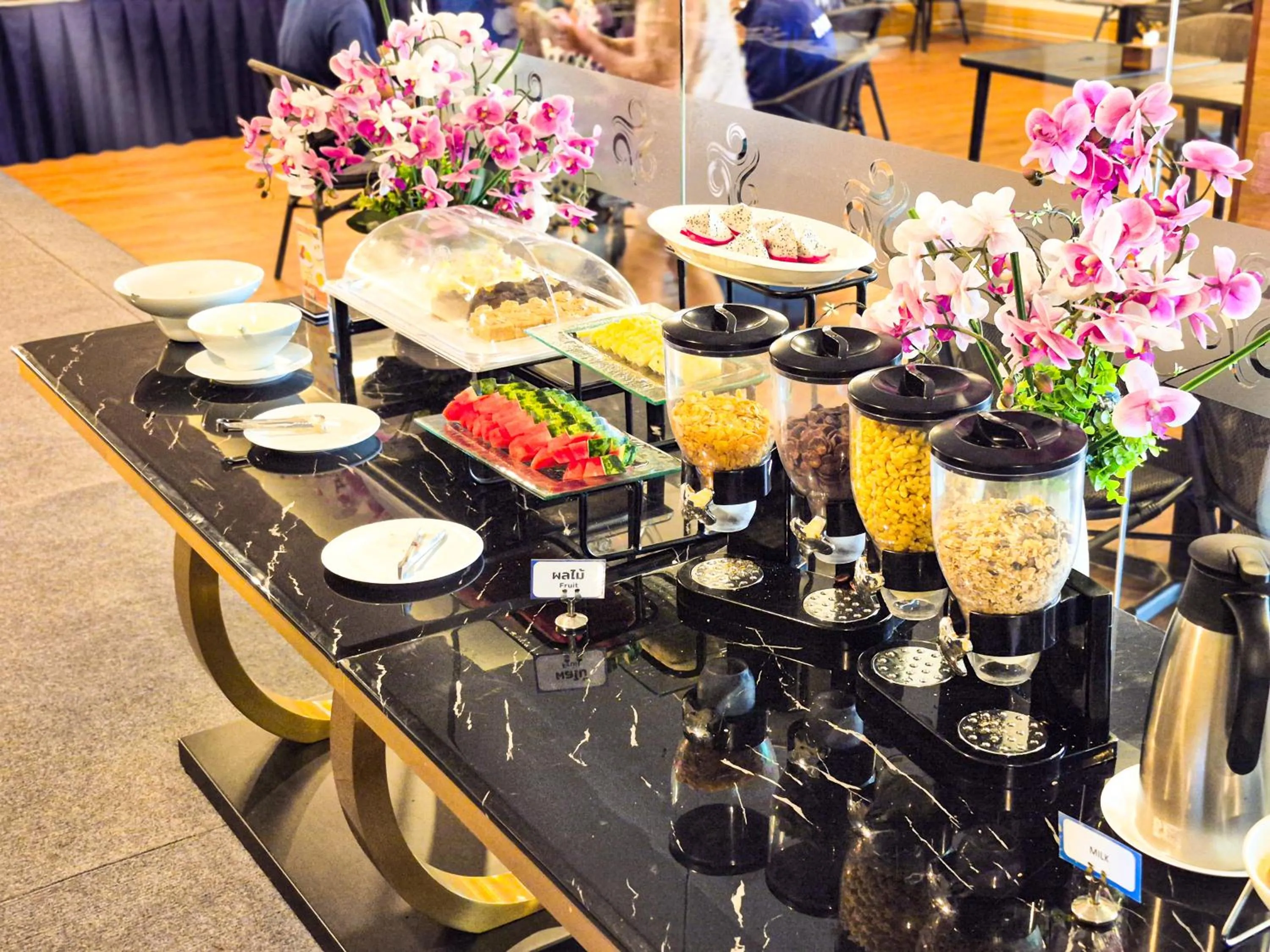 Restaurant/places to eat in HT9 Hotel