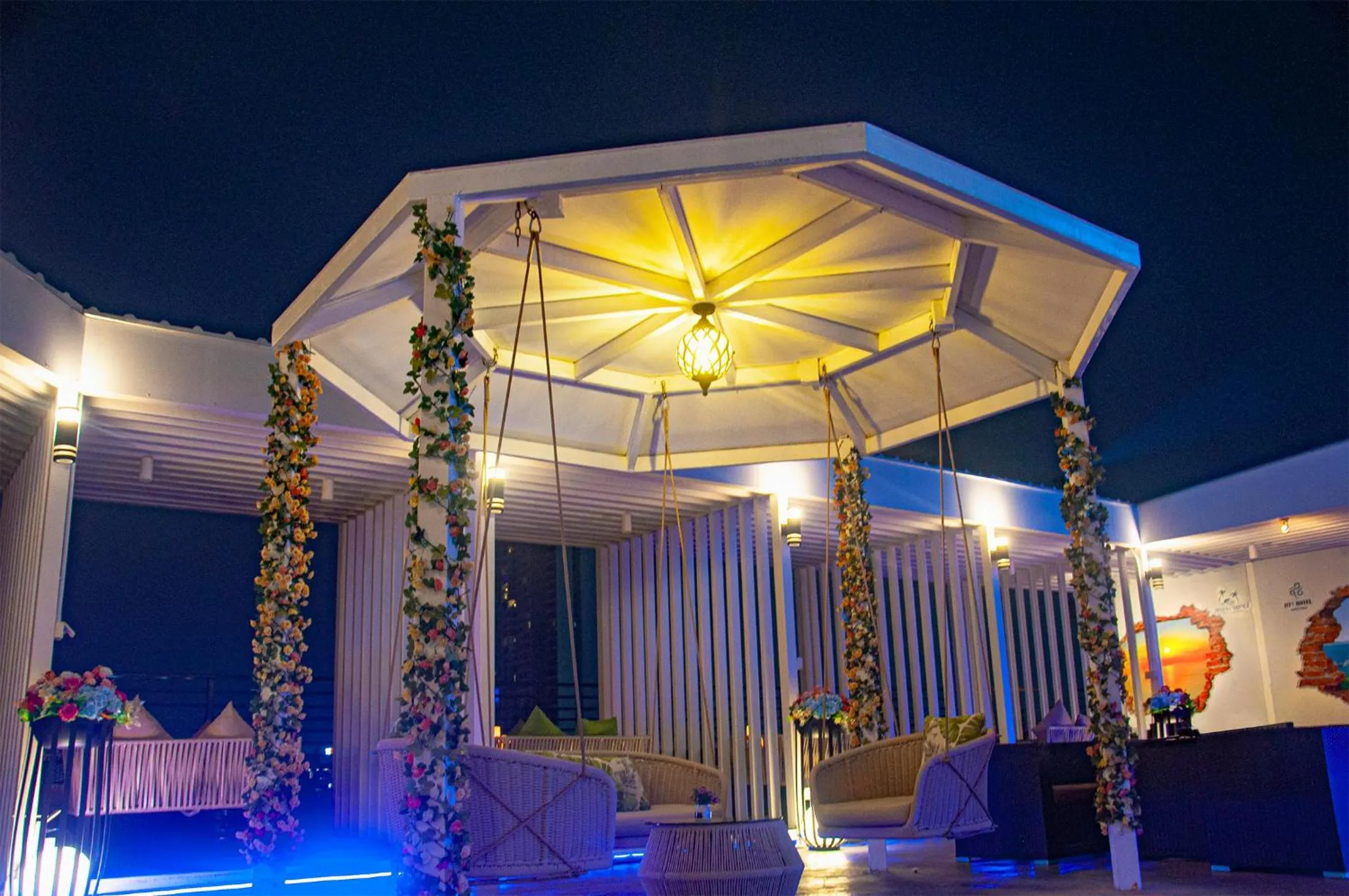 Restaurant/places to eat in HT9 Hotel