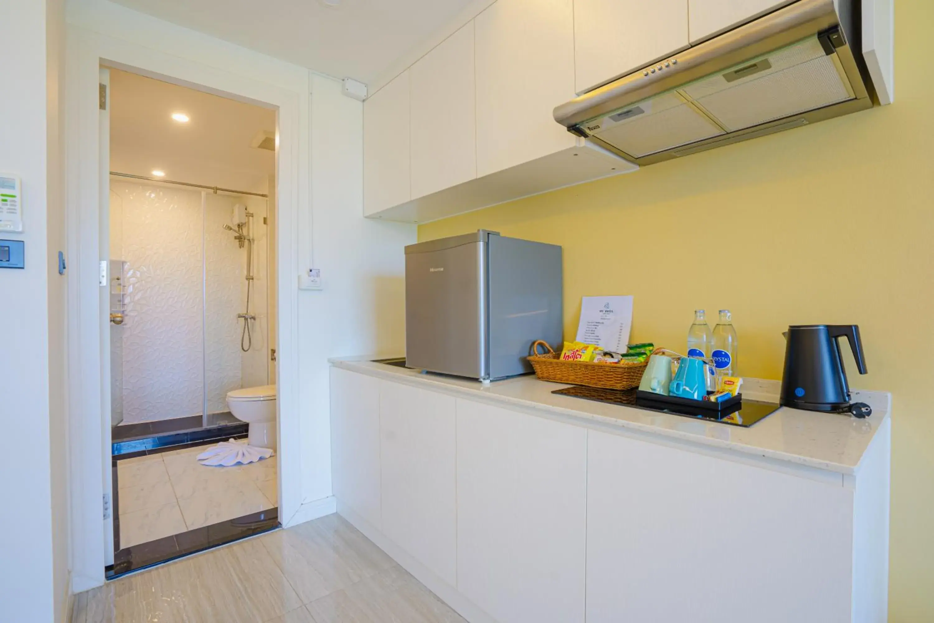 oven, Kitchen/Kitchenette in HT9 Hotel