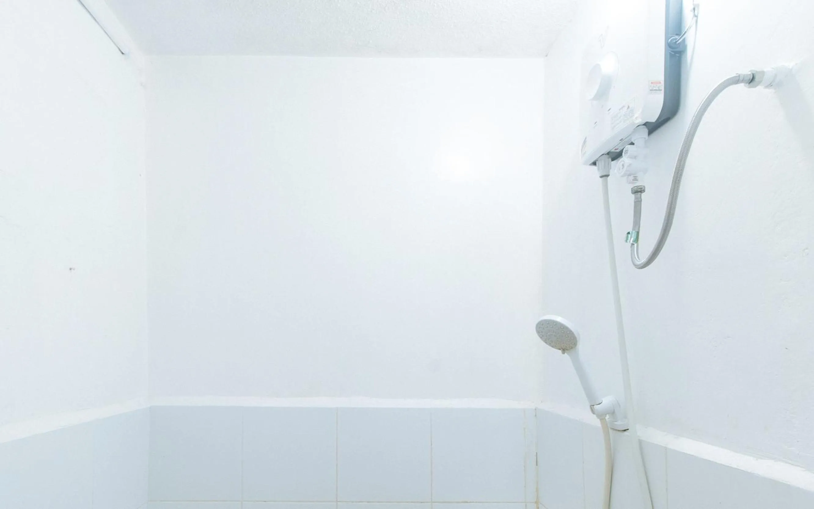 Shower in RedDoorz near OWWA Pasay