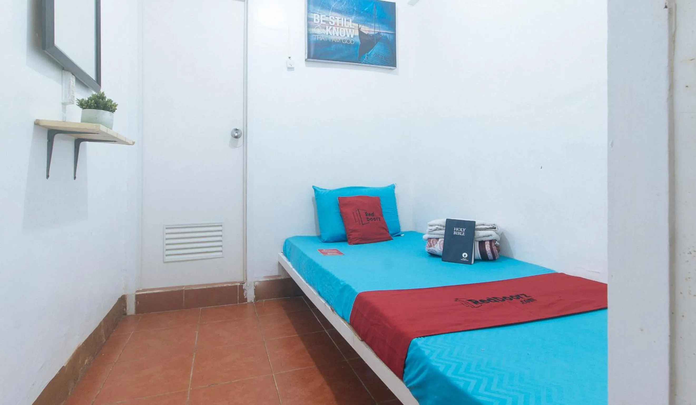 Bed in RedDoorz near OWWA Pasay