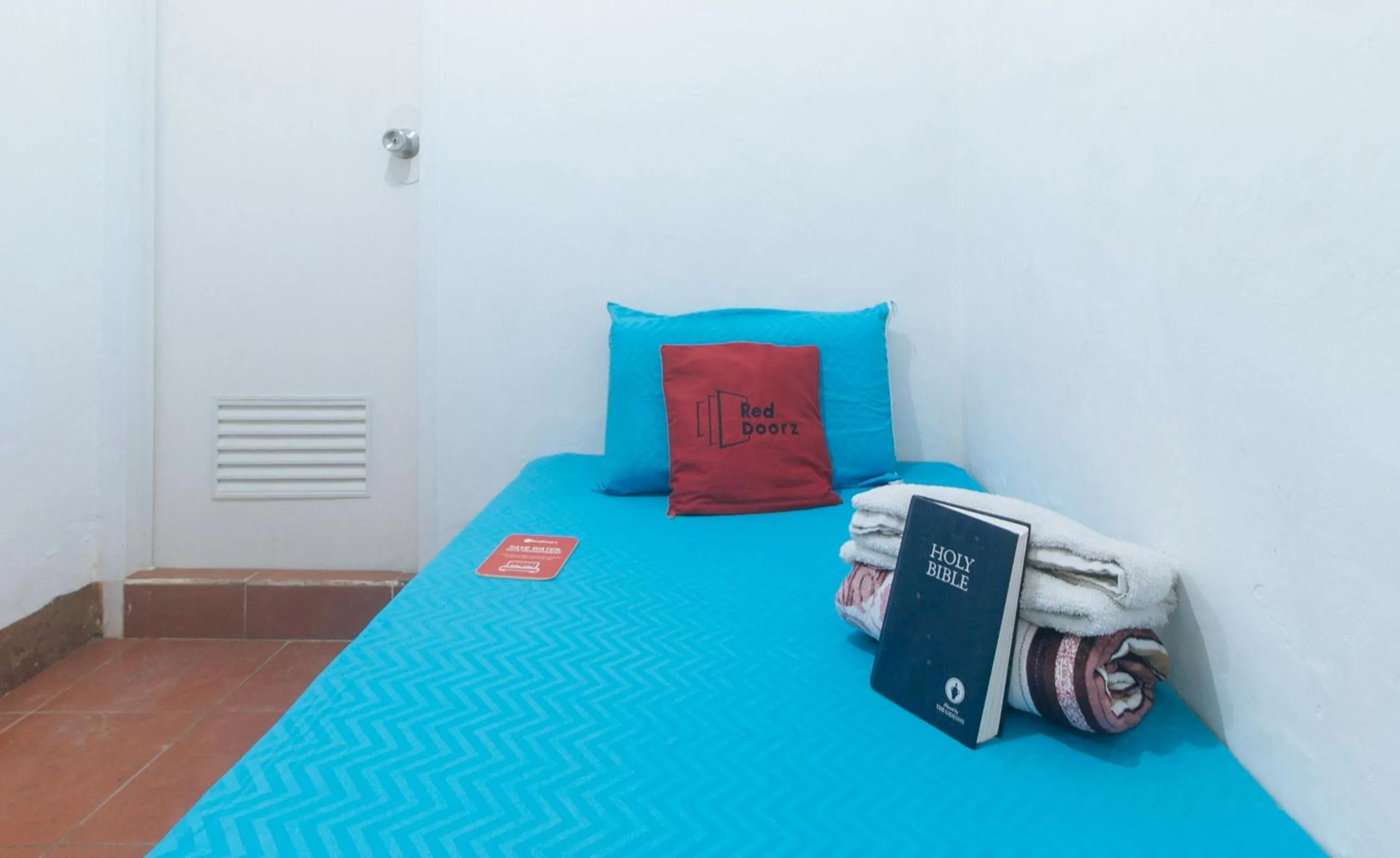 Bed in RedDoorz near OWWA Pasay