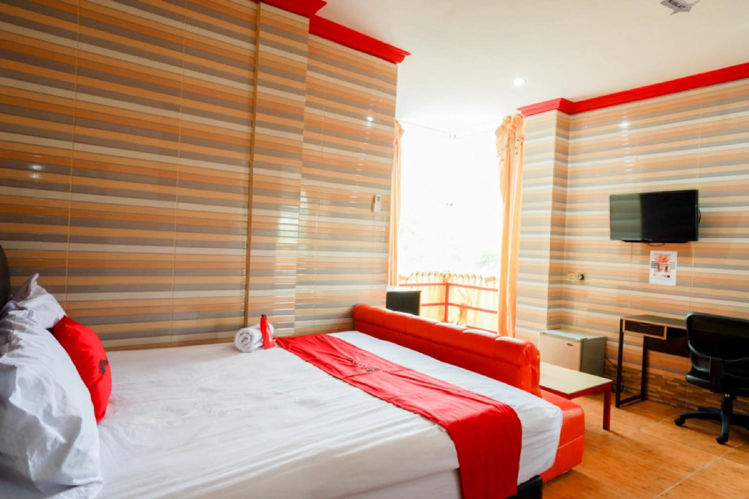 Bed in RedDoorz near Kendari Beach 2