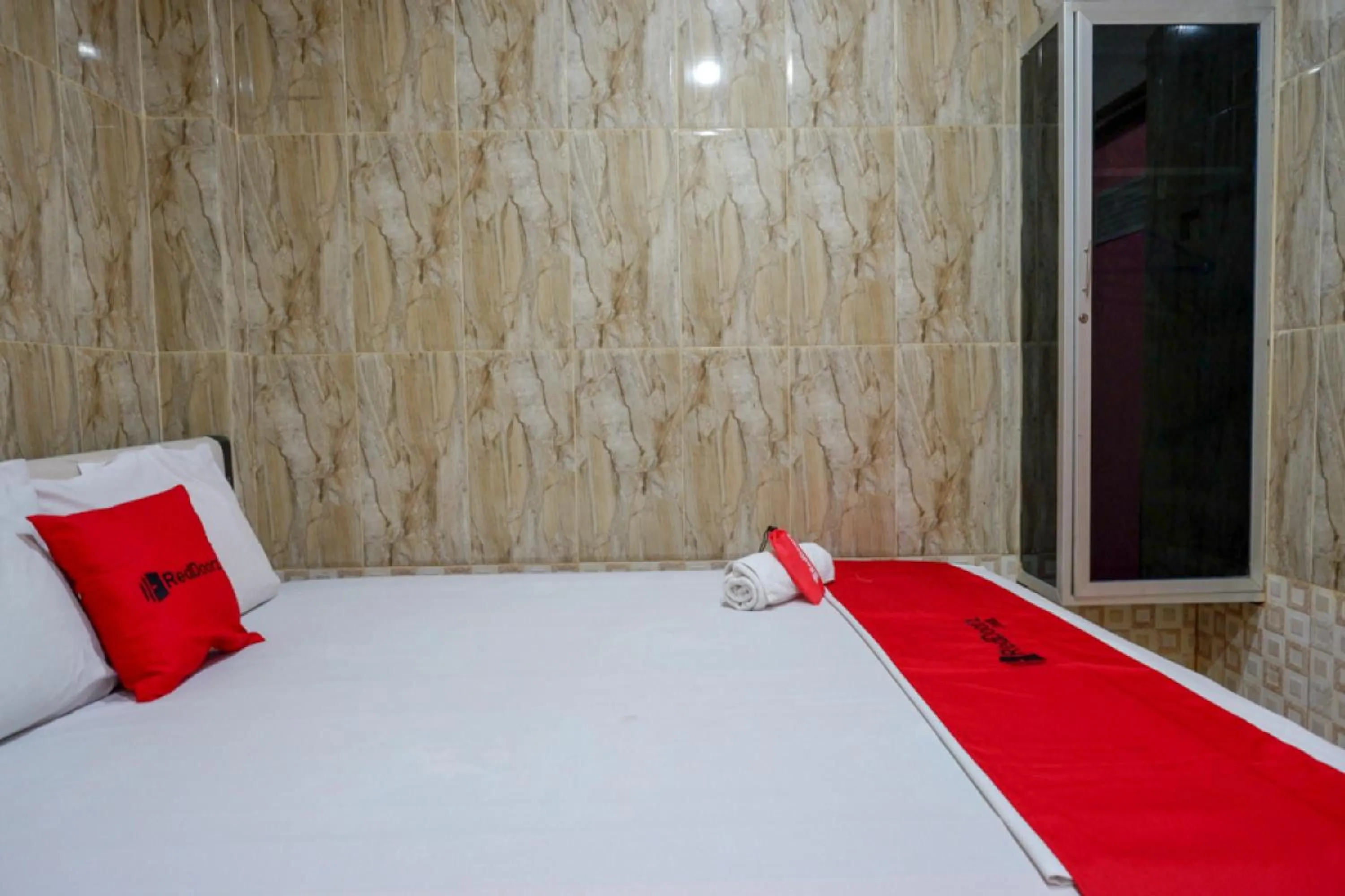 Bed in RedDoorz near Kendari Beach 2