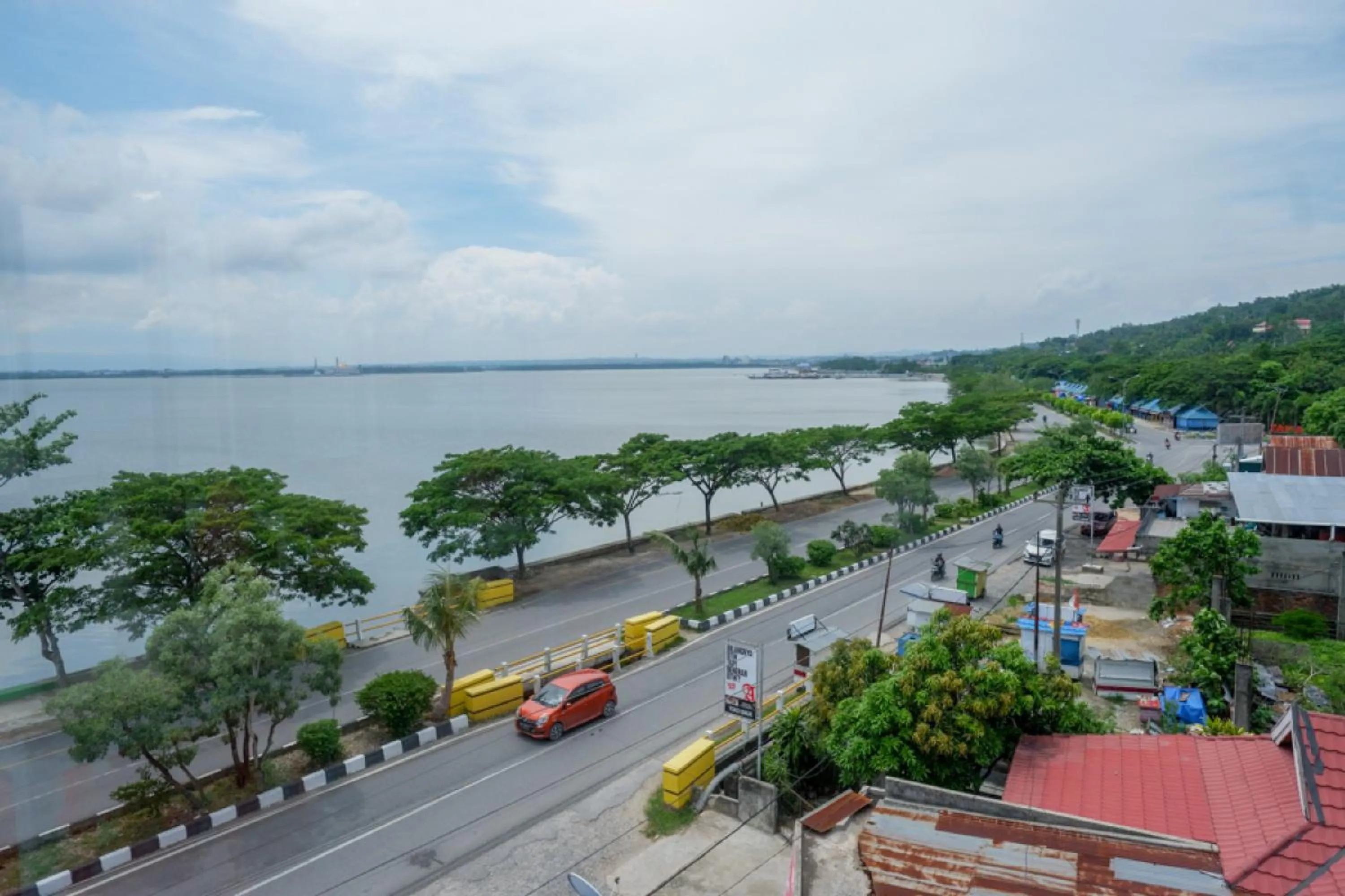 City view in RedDoorz near Kendari Beach 2